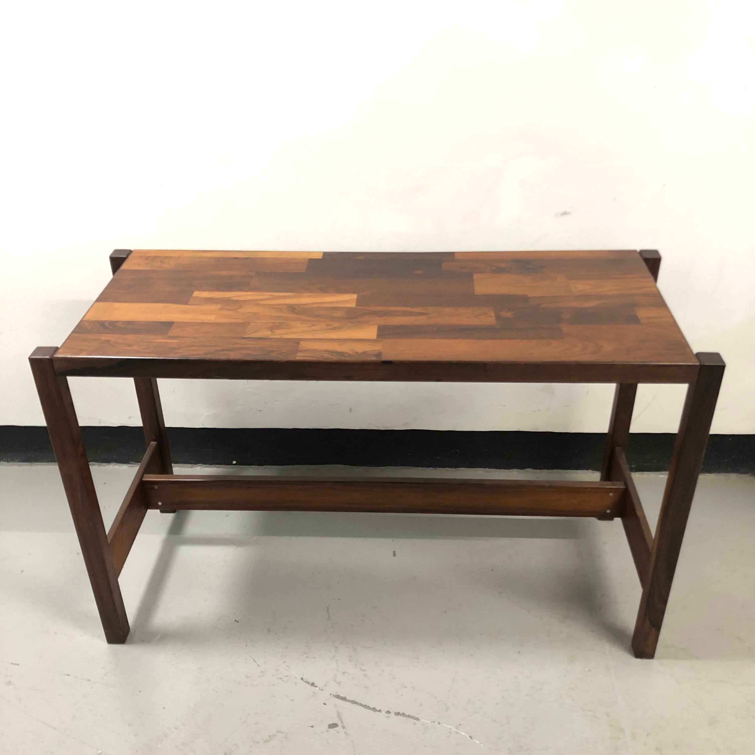 An original 1960s L'atelier console table designed by Jorge Zalszupin, Brazil.

This versatile console table also works as a small desk.
It has his iconic patchwork pattern Imbuia wood top with steel fixtures that give this console a feeling of