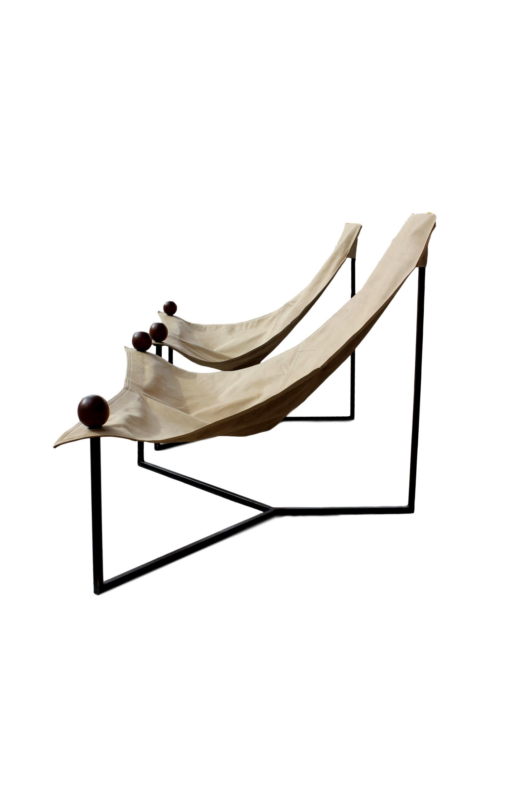 This striking off-white 'Poltrona Triangular' lounge chair was designed by the master of Brazilian modernist design, Jorge Zalszupin. It features 3 legs made of iron, leather seating, and Jacaranda wood end caps.

A Brazilian émigré of Polish