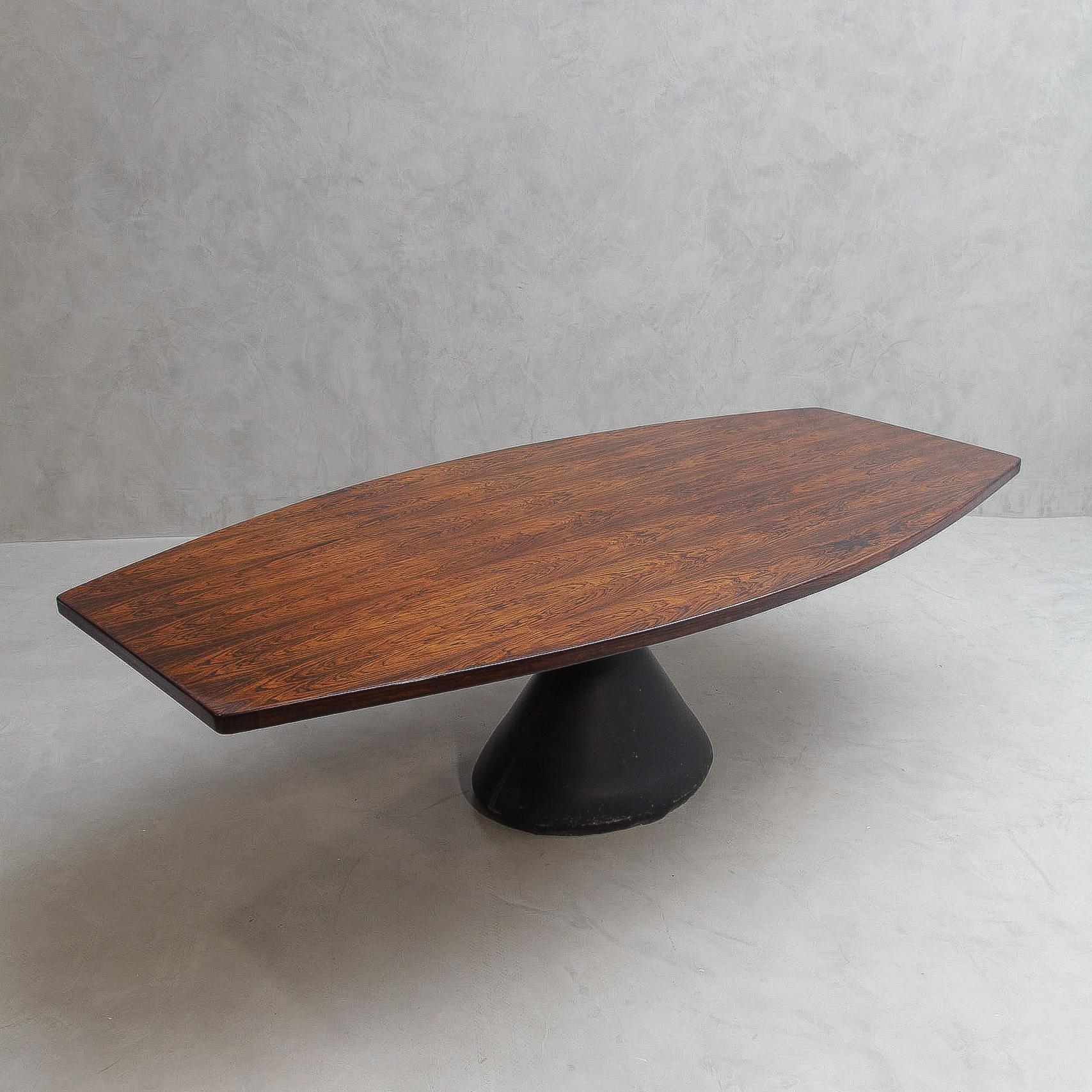 L'emblématique table Guanabara, conçue à la fin des années 1950 par Jorge Zalszupin (1922-2020) et fabriquée par son I.L.A., est un exemple rare et exceptionnel du design brésilien moderne du milieu du siècle dernier. Cette pièce particulière