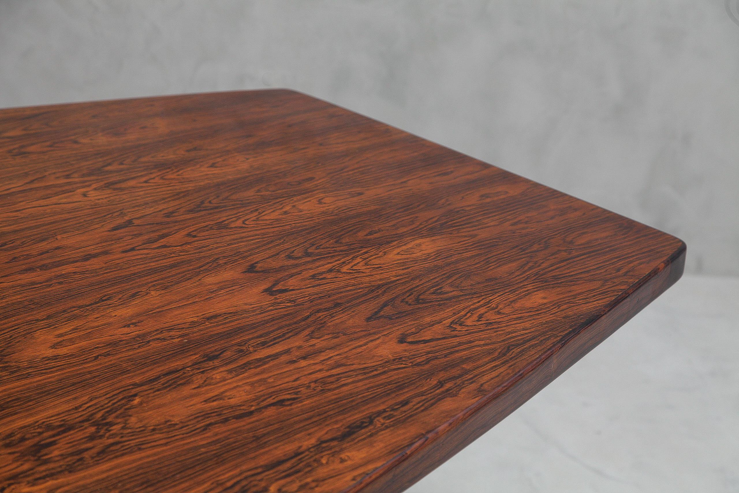 Mid-Century Modern Jorge Zalszupin - Table de salle à manger ou de travail Guanabara - bois de rose uni et non patchwork en vente