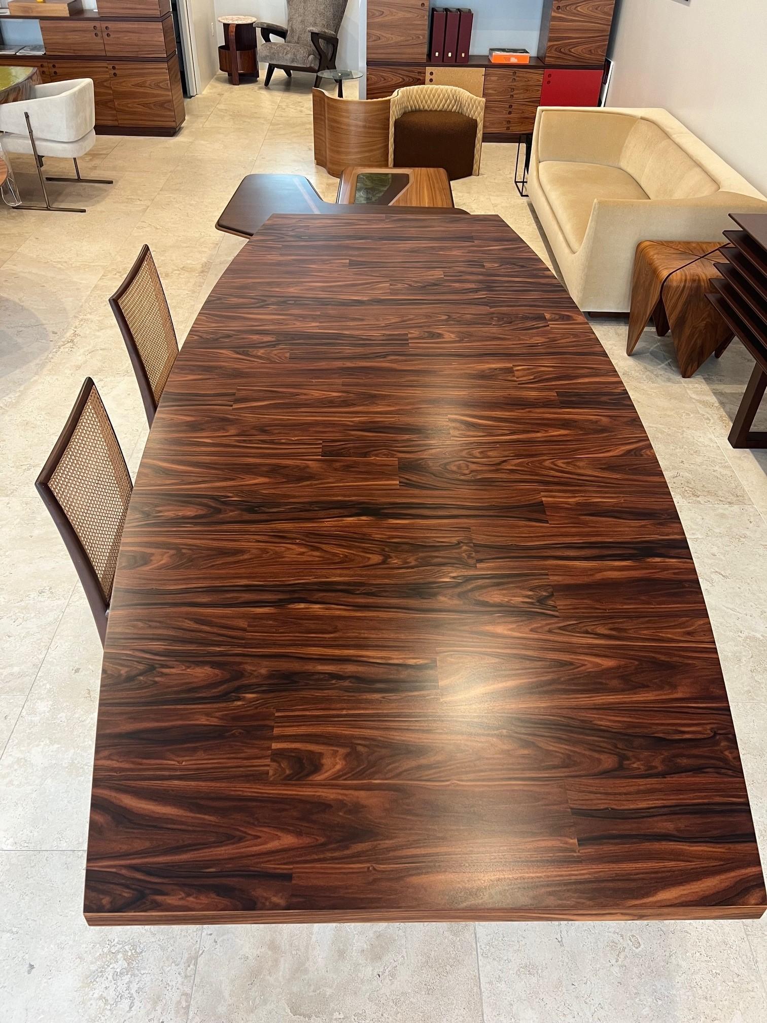 Les tables à manger Guanabara ont été conçues par Jorge Zalszupin en 1959. 
Le plateau de la table est fabriqué à partir de bois de différentes teintes pour créer un beau contraste et repose sur une base en ciment recouverte de cuir.
Cette pièce est
