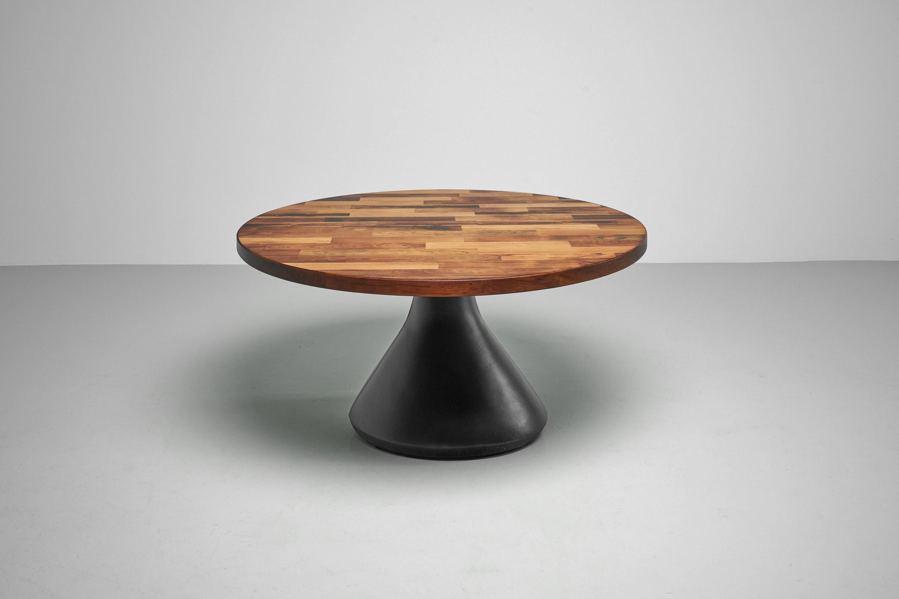 Brutalist so called Guaruja round pedestal table designed by Jorge Zalszupin and manufactured by his own company l’Atelier, Brazil 1959. This stunning large dining table has a rosewood patchwork top supported by a solid concrete base, covered with