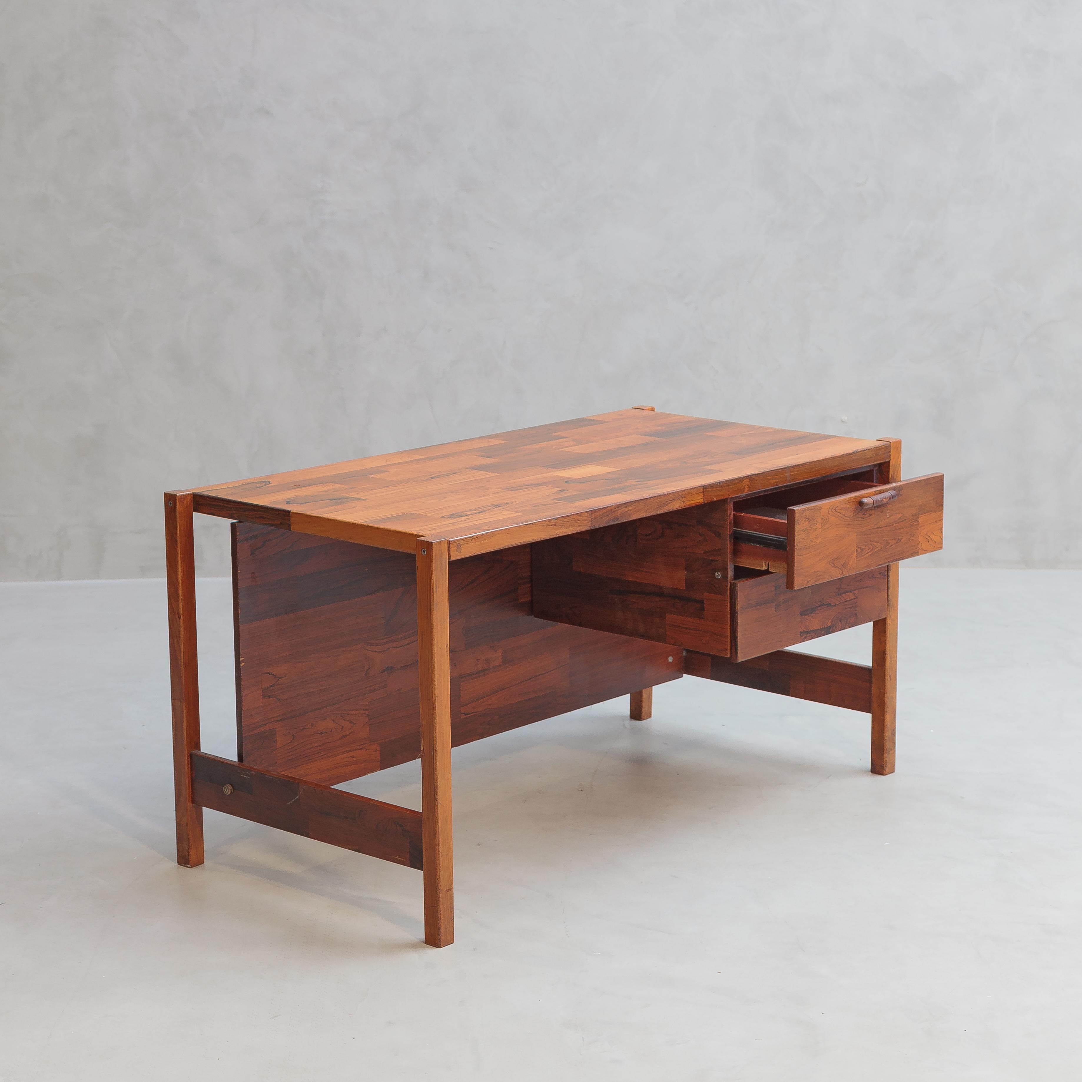 Jorge Zalszupin per L'Atelier. Scrivania impiallacciata in legno di Jacaranda con design patchwork. Divisorio anche impiallacciato, molto raro, dato che i modelli più comuni per queste dimensioni hanno divisori rivestiti in pelle. Brasile, anni '60.
