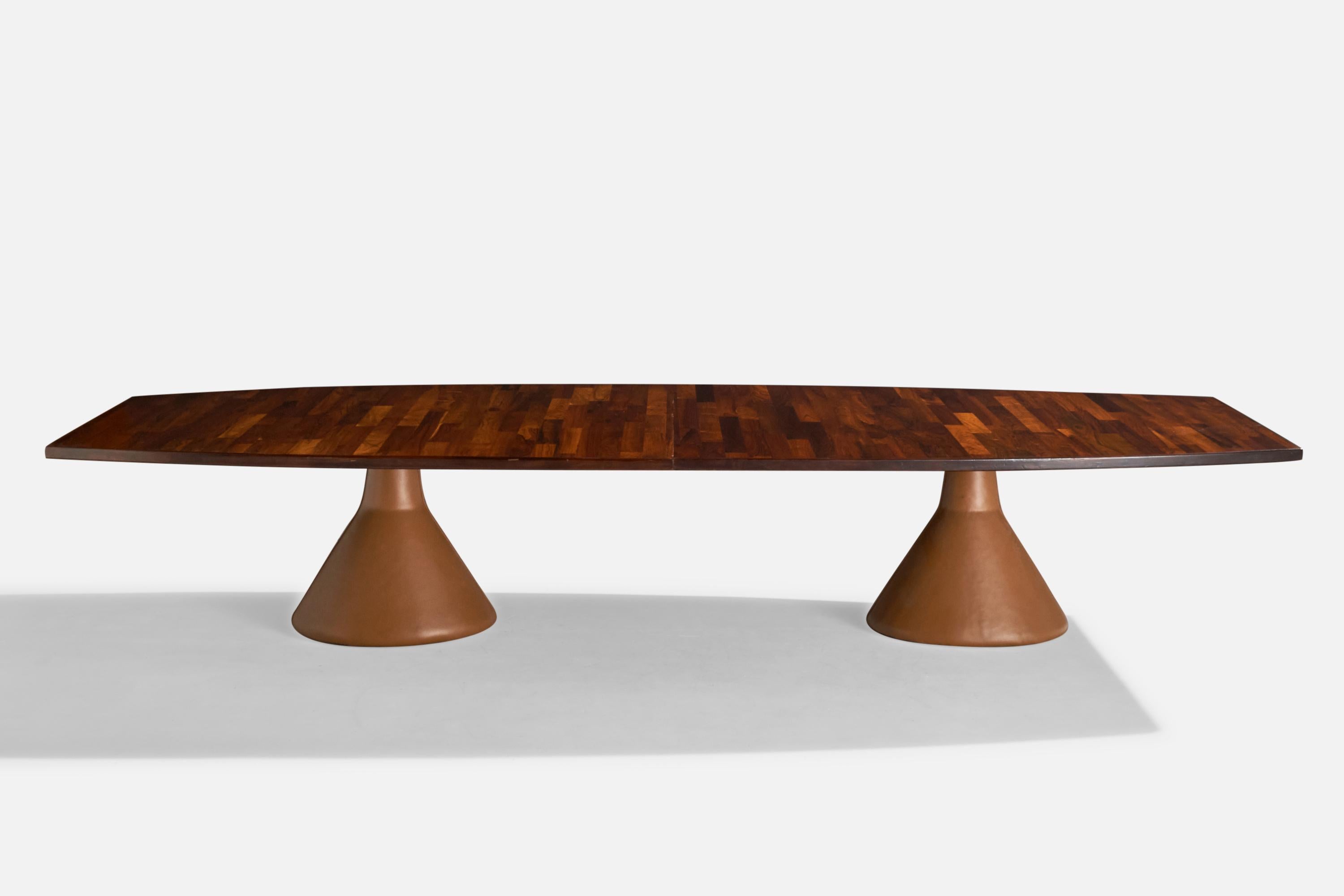 Brésilien Grande table de salle à manger Jorge Zalszupin, Imbuia, cuir,  Béton, Brésil, années 1960 en vente