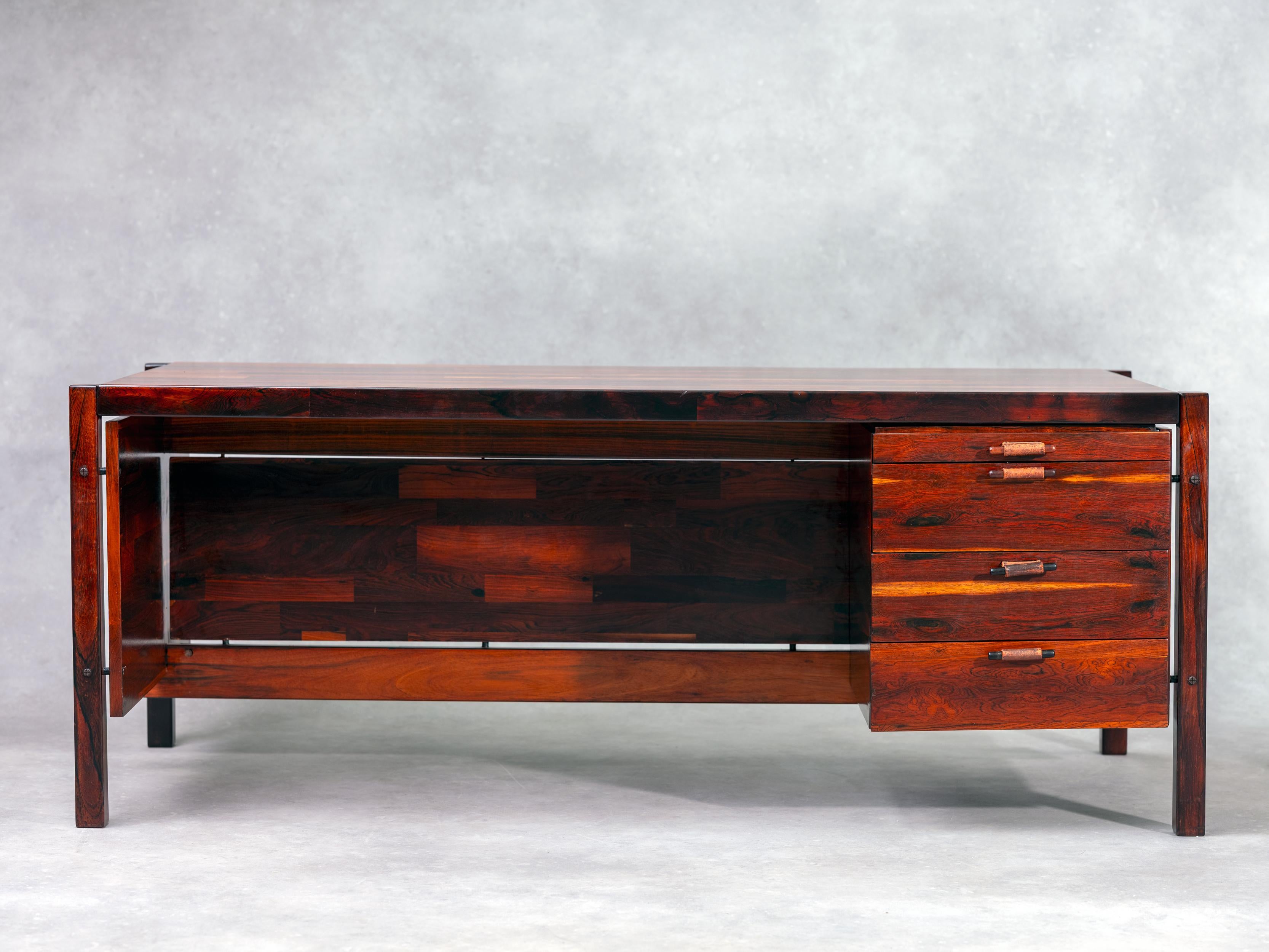 Jorge Zalszupin 
Schreibtisch 'Diplomata' aus Rosenholz
Hergestellt von L'Atelier
Palisanderholz, Leder
1960er Jahre, Brasilien