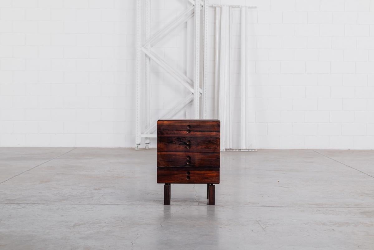 Jorge Zalszupin- L'Atelier- 1960- Rara cassettiera in palissandro. Base e cassetti in palissandro massiccio, modulo in compensato impiallacciato in palissandro. Altezza 50x40x68cm.