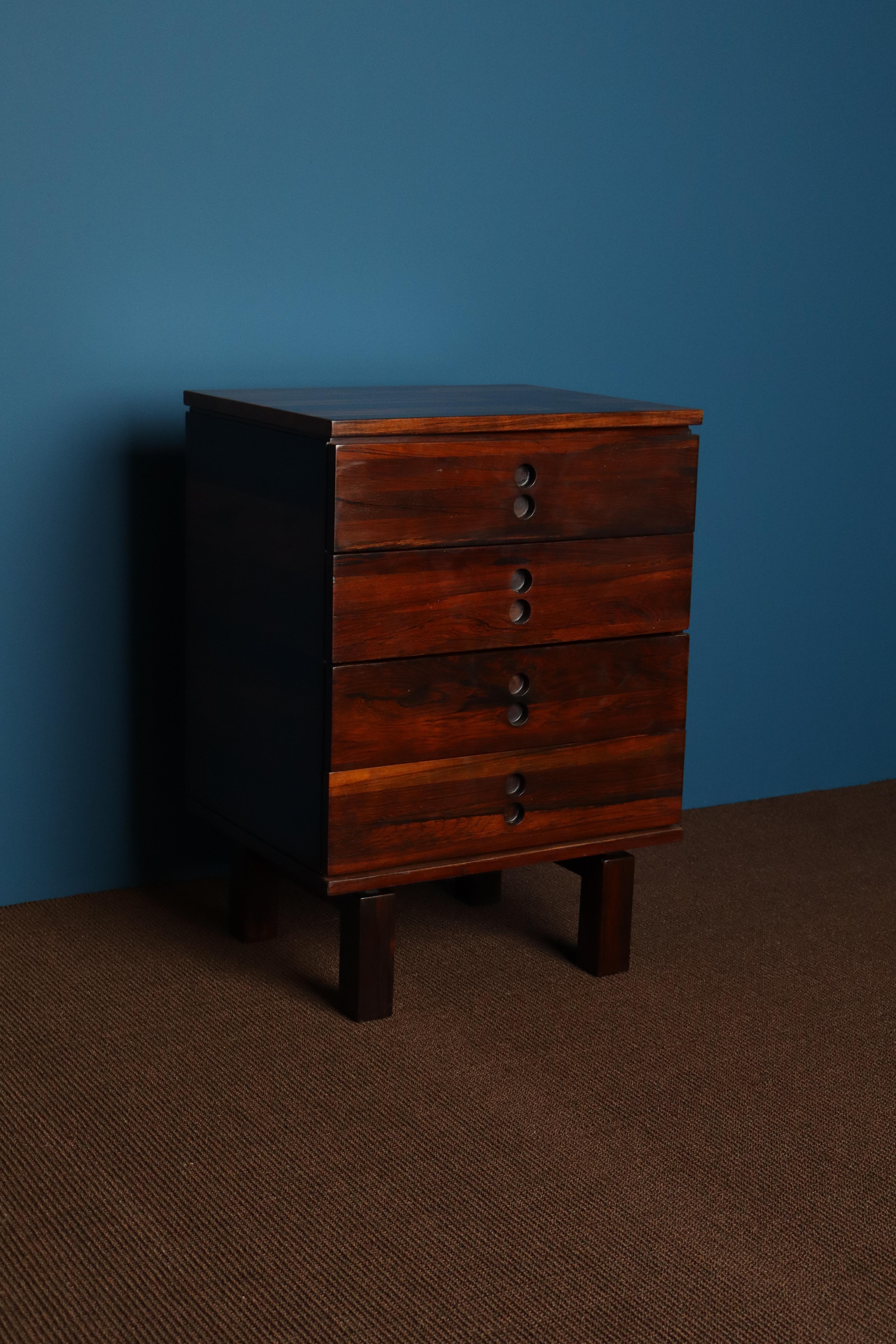 Jorge Zalszupin for L’Atelier, Rare Rosewood Chest of Drawers, 1960

This exceptional chest of drawers by Jorge Zalszupin is a striking example of Brazilian modernism. Designed in the 1960s for L’Atelier, this rare piece features a beautifully
