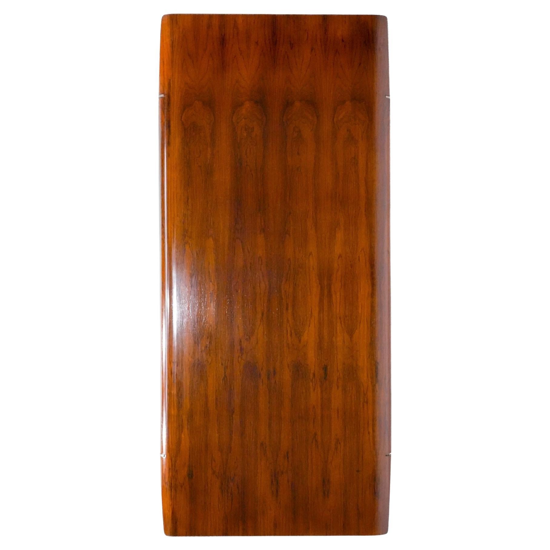 Jorge Zalszupin L'Atelier - Table de salle à manger 511 en jacaranda et métal

Rare table à manger originale 511, conçue par Jorge Zalszupin pour L'Atelier à la fin des années 1950.
Cette pièce authentique présente un plateau magnifiquement