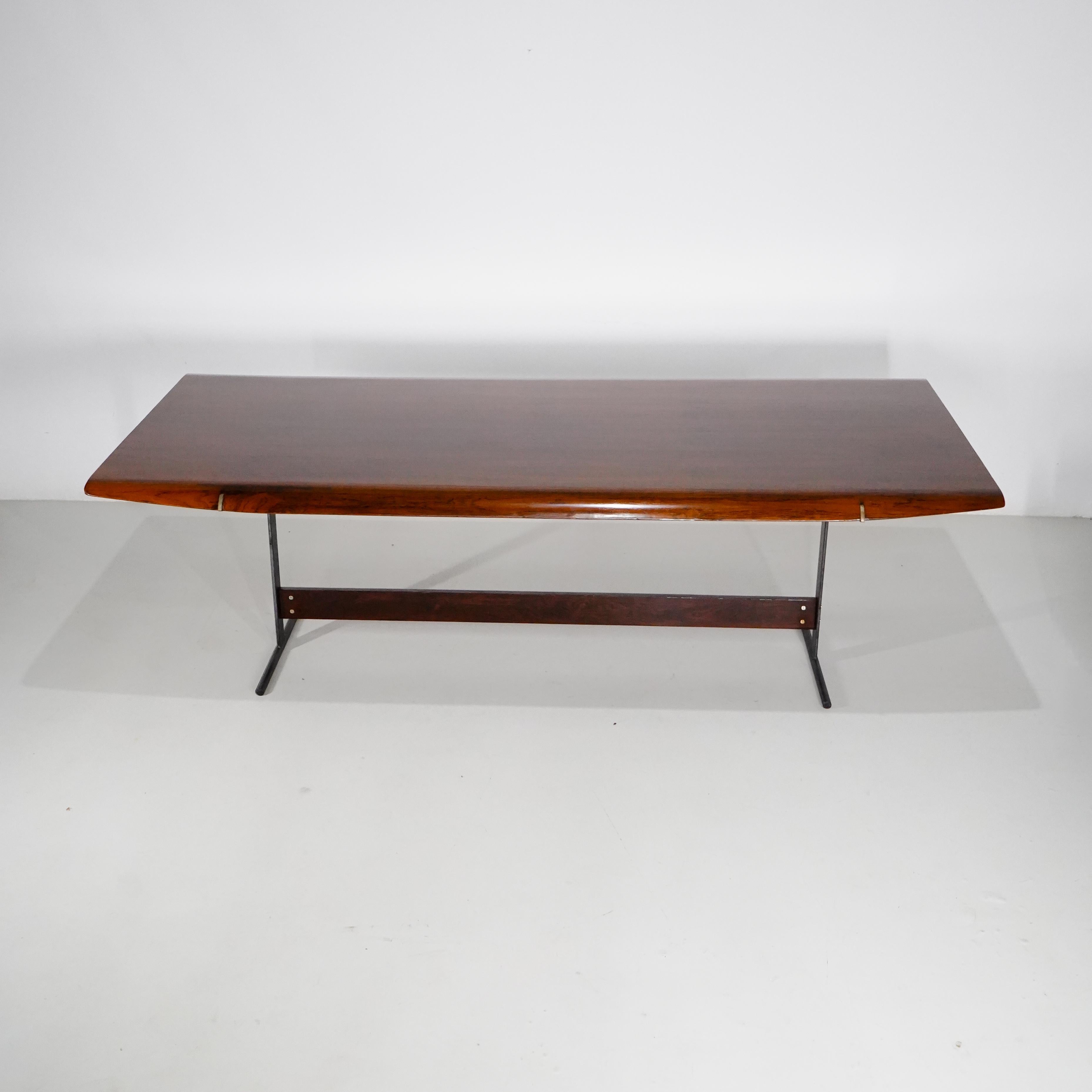 Jorge Zalszupin L'Atelier - Table de salle à manger 511 en bois de fer et métal, Brésil 1959 Bon état - En vente à Curitiba, PR