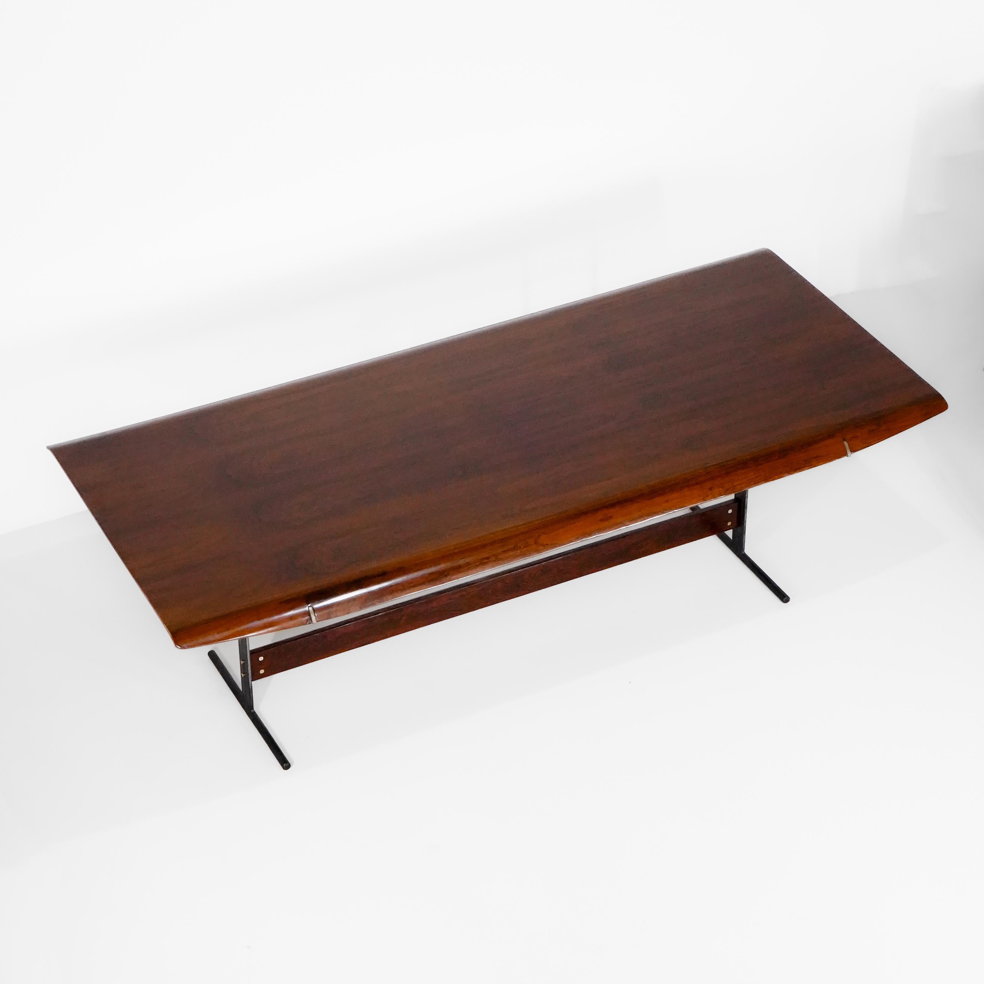 Milieu du XXe siècle Jorge Zalszupin L'Atelier - Table de salle à manger 511 en bois de fer et métal, Brésil 1959 en vente