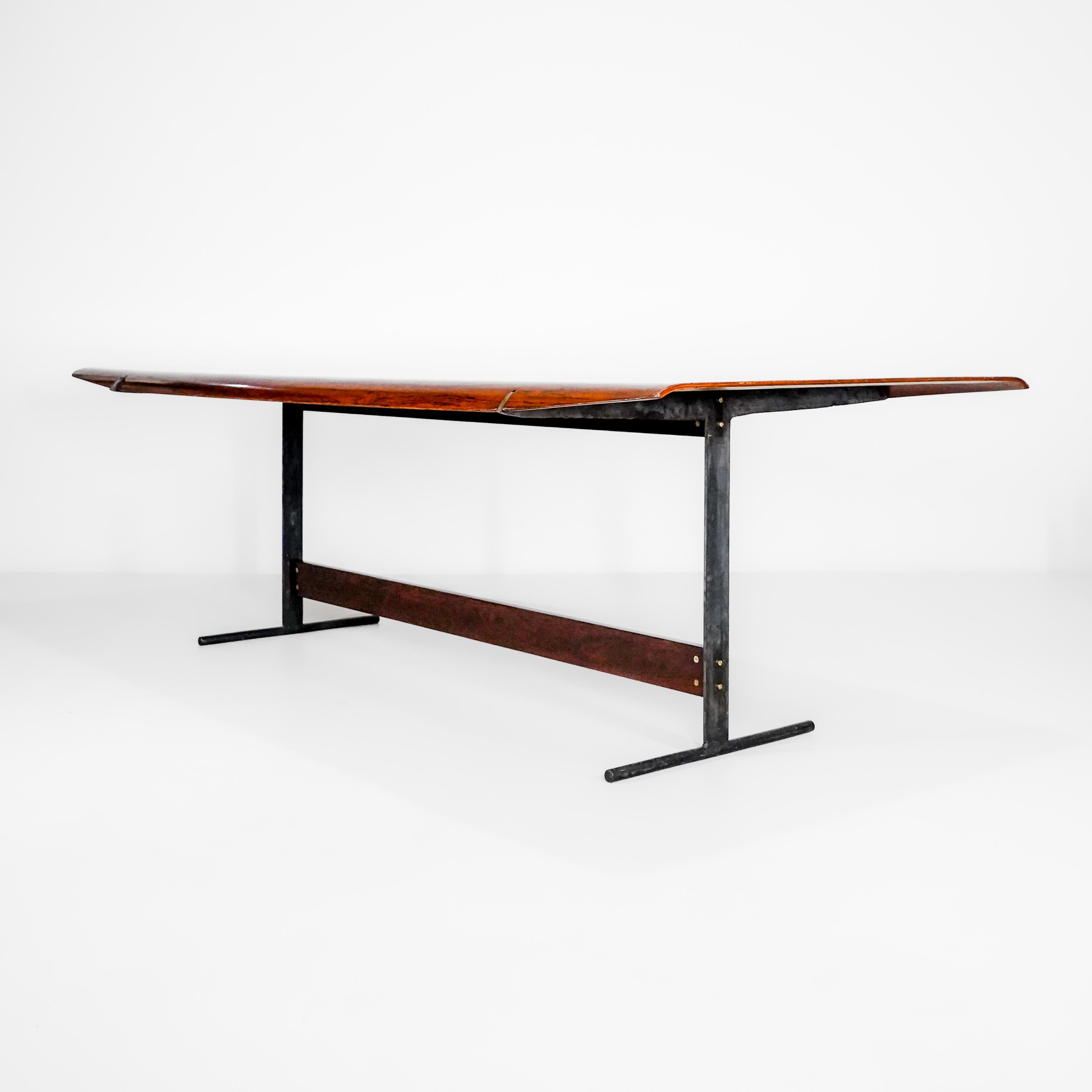 Métal Jorge Zalszupin L'Atelier - Table de salle à manger 511 en bois de fer et métal, Brésil 1959 en vente