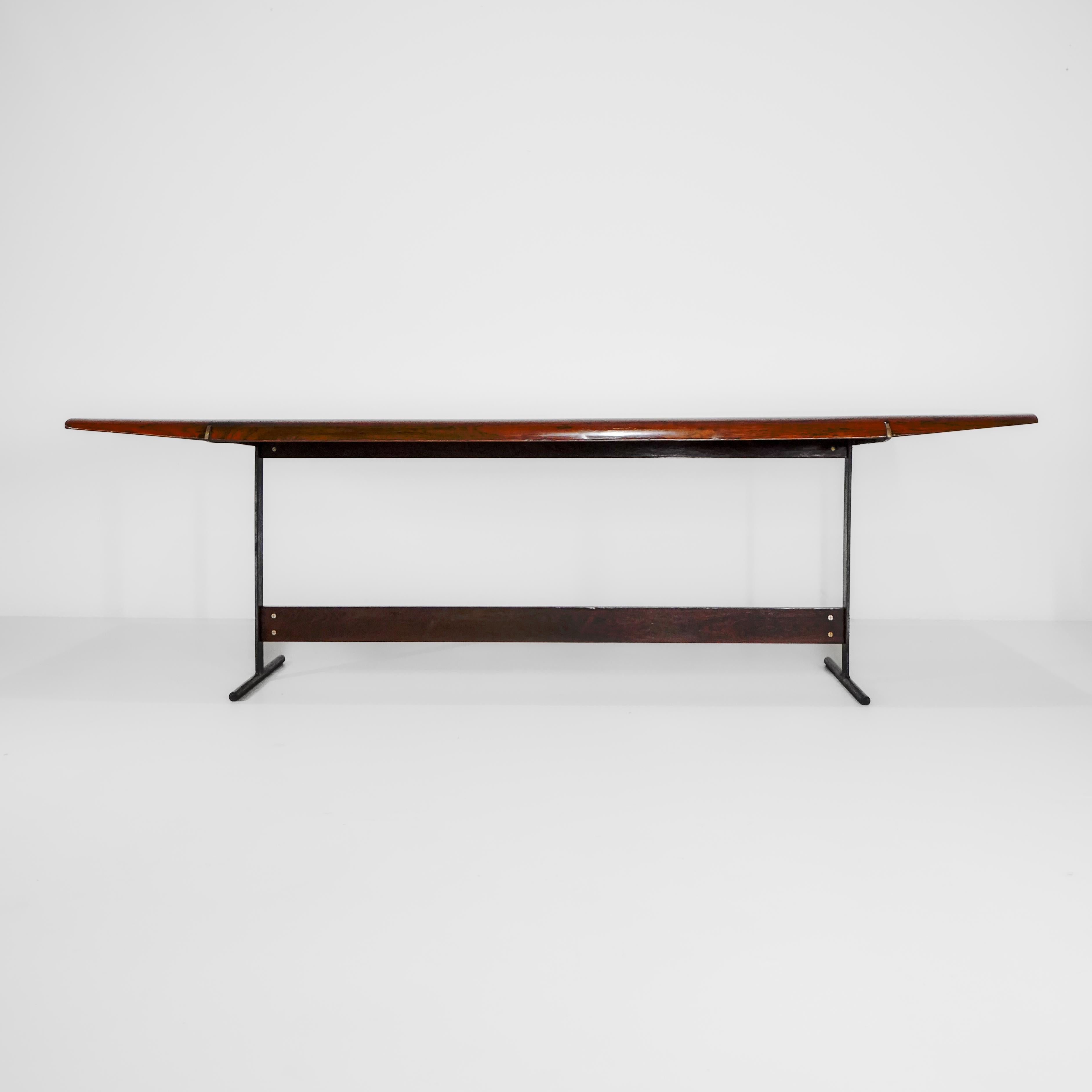 Jorge Zalszupin L'Atelier - Table de salle à manger 511 en bois de fer et métal, Brésil 1959 en vente 1