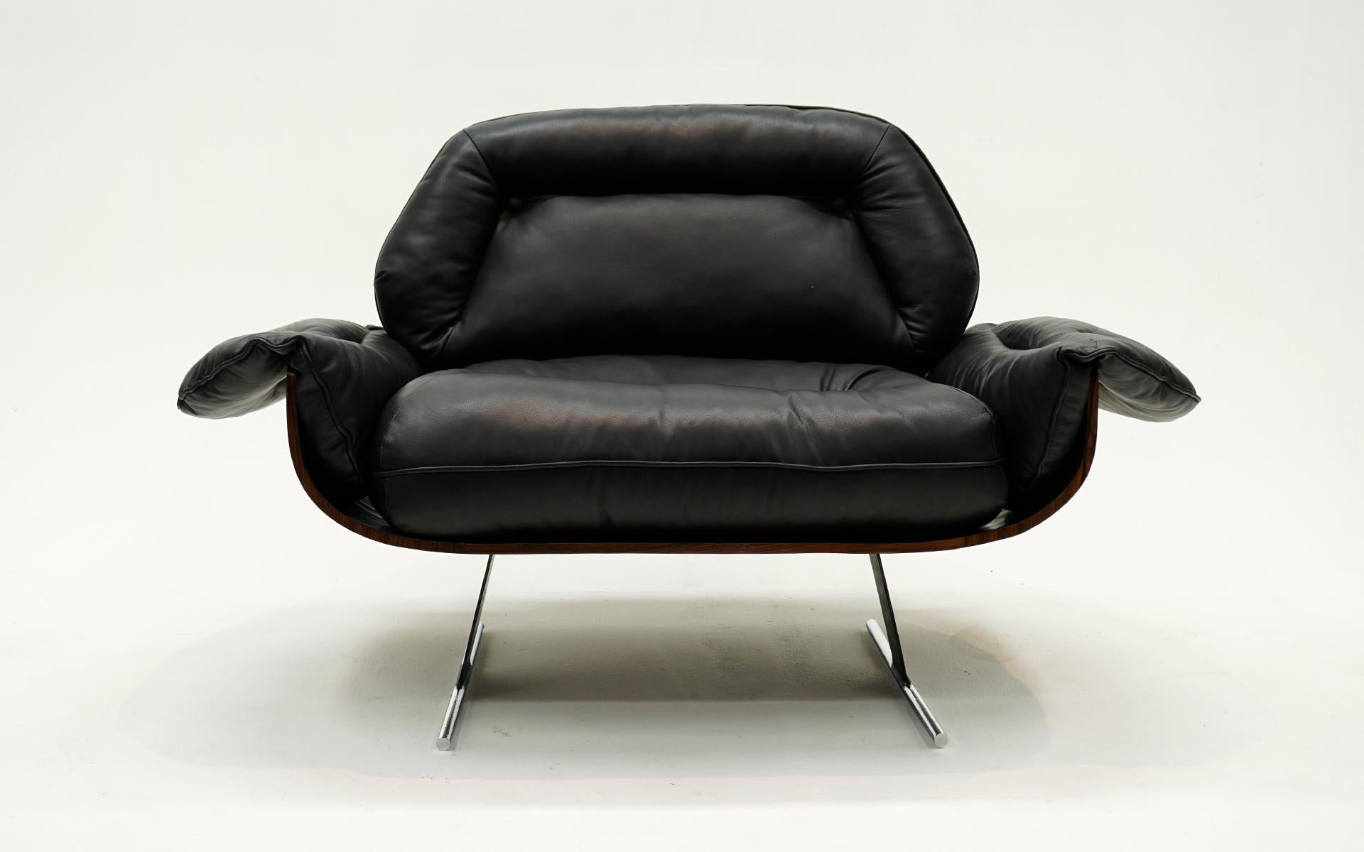 Jorge Zalszupin Lounge Chair in Black Leather and Brazilian Rosewood In Good Condition For Sale In Kansas City, MO