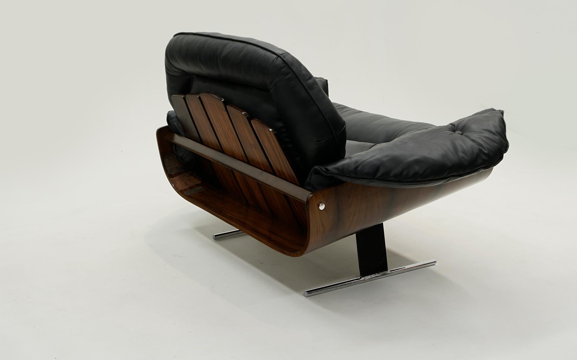 Jorge Zalszupin Lounge Chair in Black Leather and Brazilian Rosewood For Sale 1