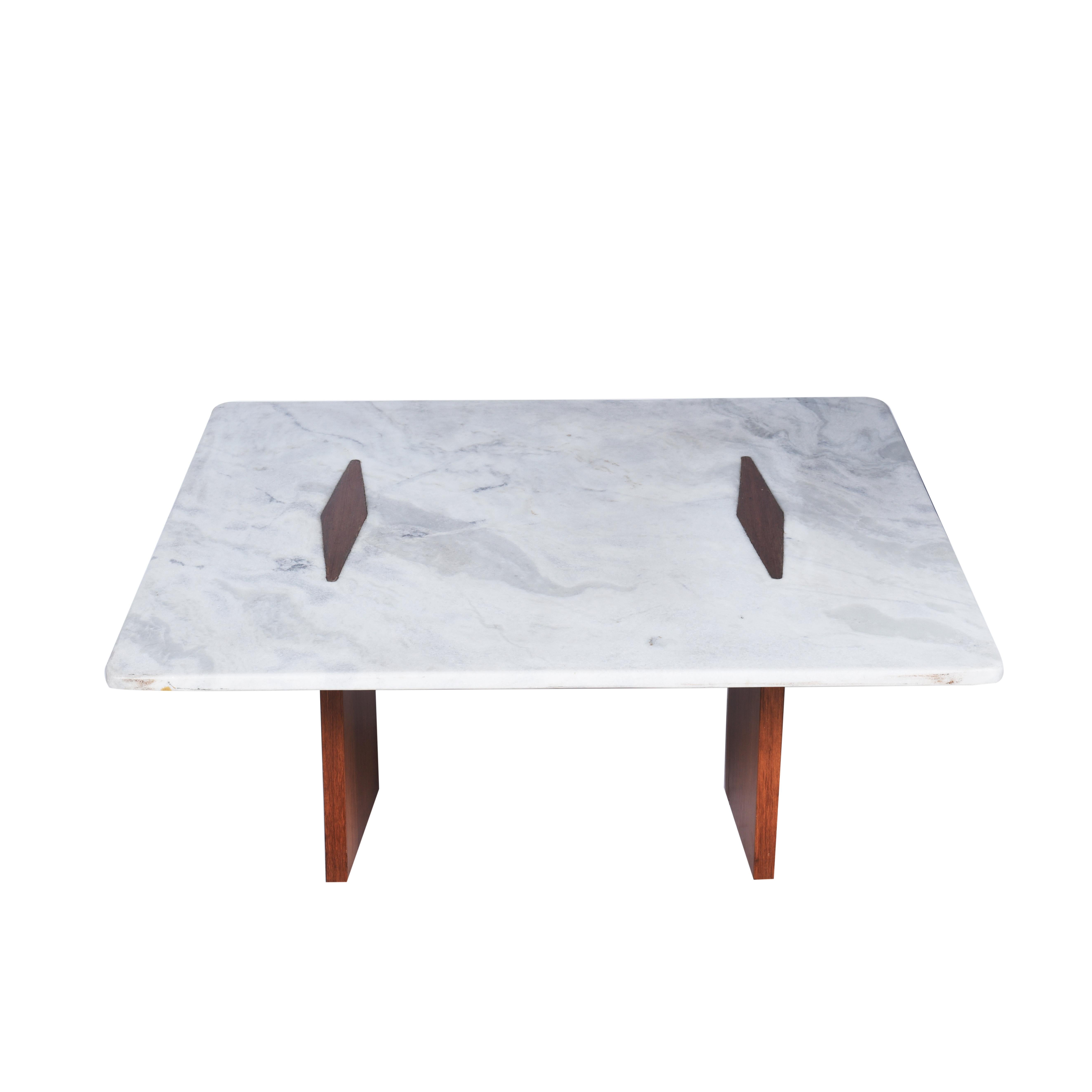 Jorge Zalszupin midcentury Brazilian center table with marble top and Perobinha do Campo Structure, 1960s.

With an elegant design, this beautiful marble-top coffee table is supported by two strong bases in wood veneered wood Perobinha do Campo.