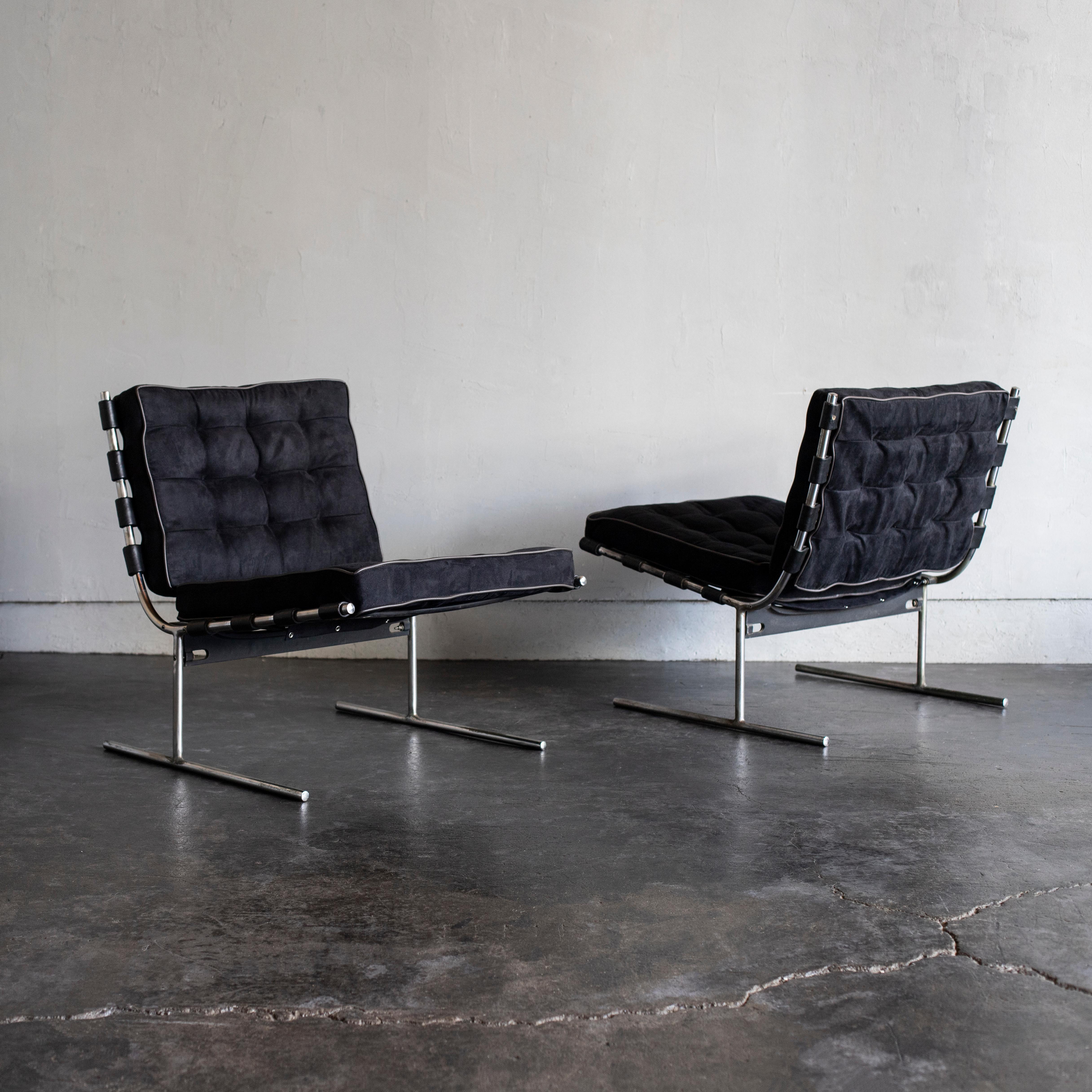 Designed by Jorge Zalszupin and manufactured by L'Atelier.
1960s, Brazil.
Metal structure with black suede reupholstery.