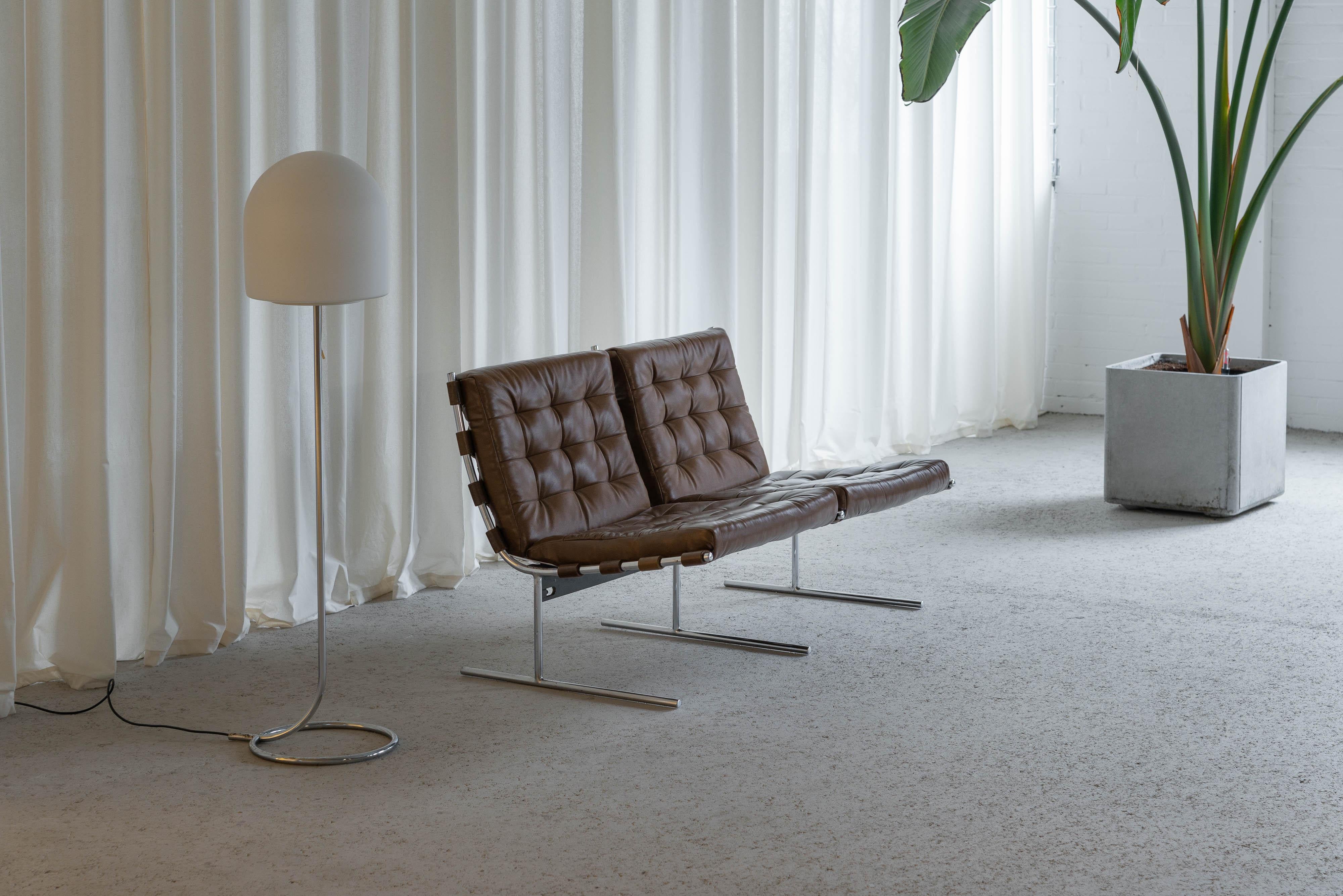 Very nice so called 'Oxford' sofa designed by Jorge Zalszupin and manufactured by his own company l'Atelier, Brazil 1970. These chairs are made with a chrome-plated tubular structure, leather straps, and comfy padded seats. The frame has a