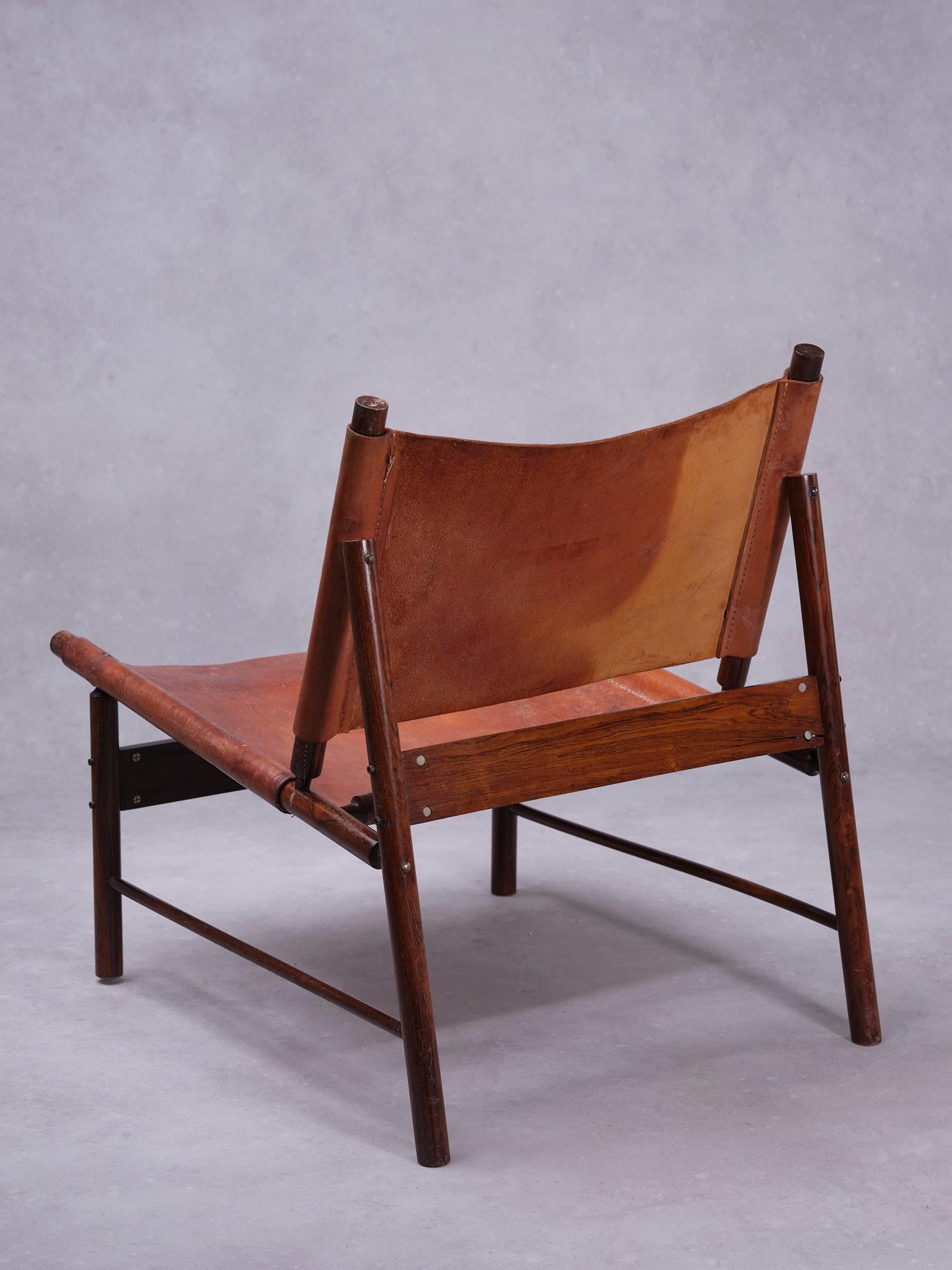 Brasiliano Jorge Zalszupin coppia di Jockey Lounge Chair in pelle originale patinata in vendita