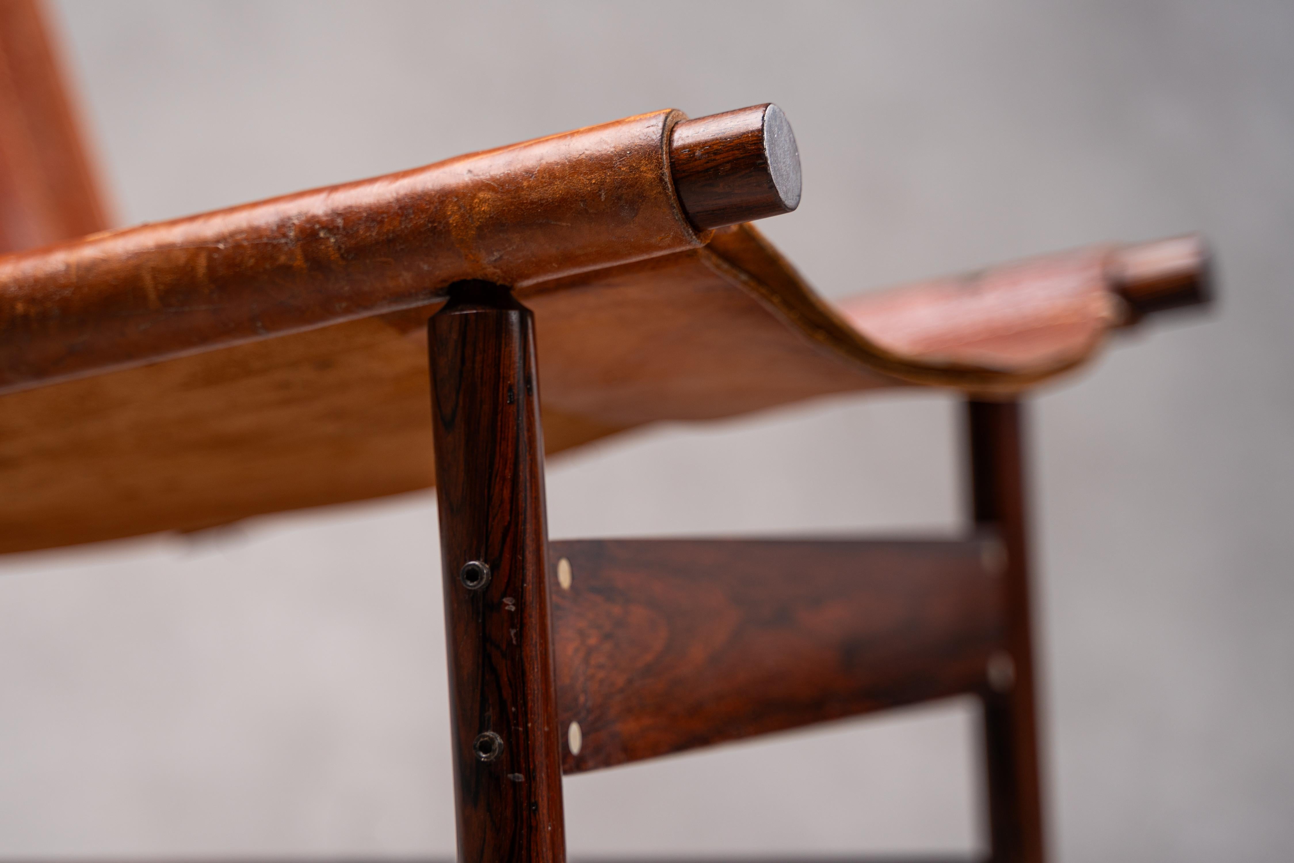 Pelle Jorge Zalszupin coppia di Jockey Lounge Chair in pelle originale patinata in vendita