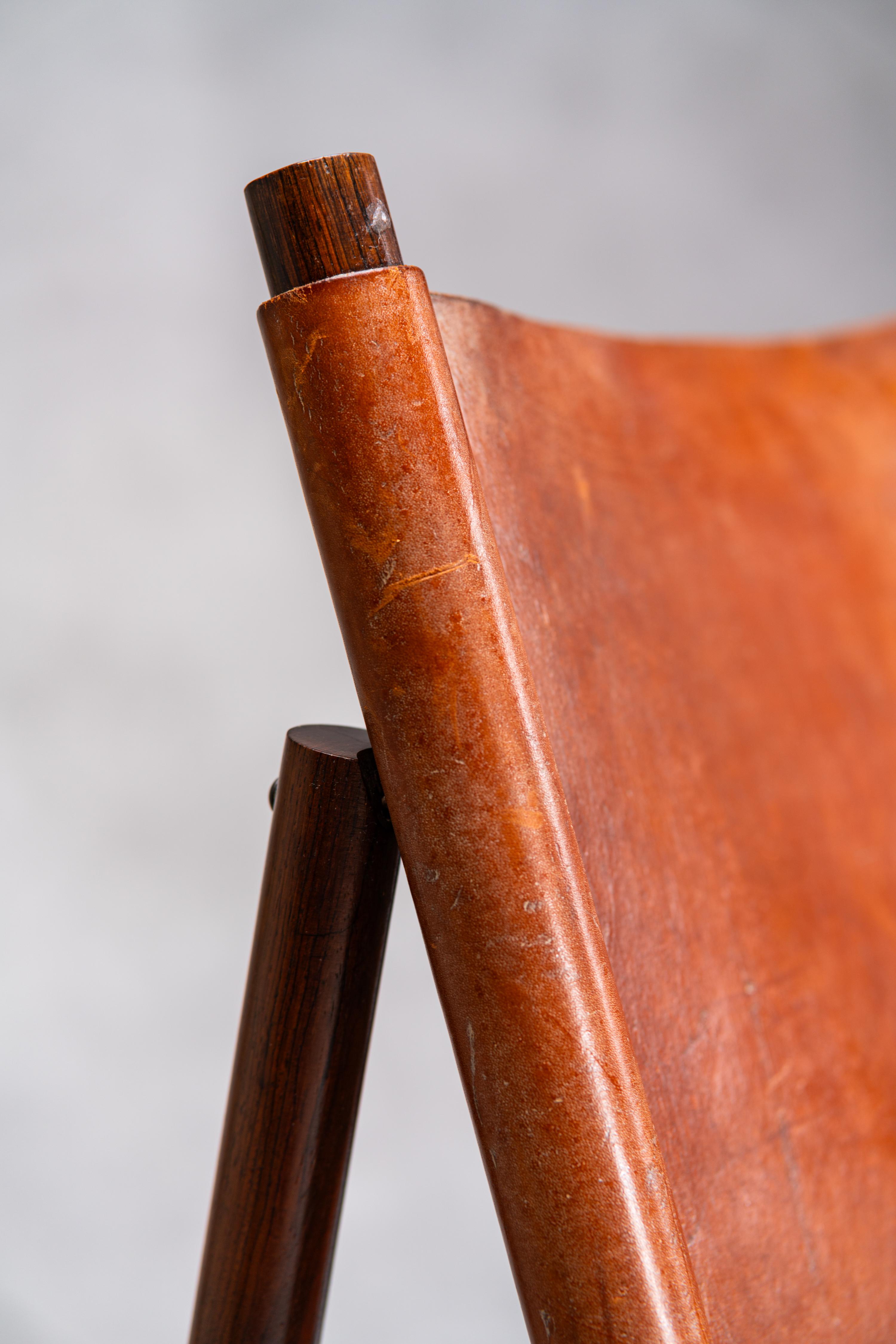 Jorge Zalszupin coppia di Jockey Lounge Chair in pelle originale patinata in vendita 2