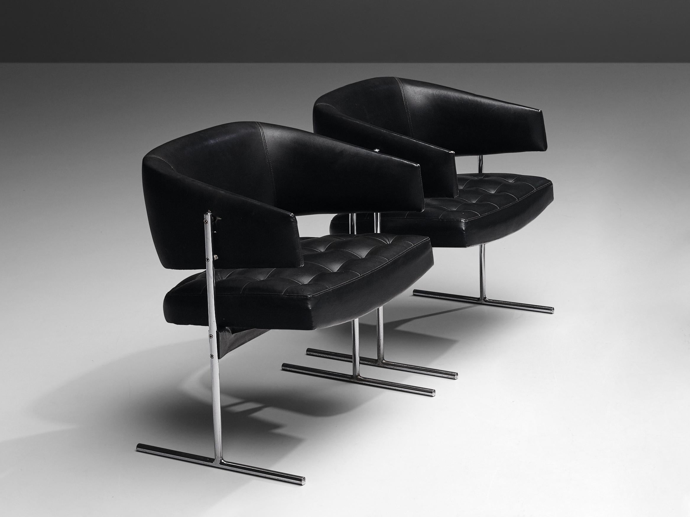 Jorge Zalsupin for Poltrona, pair of armchairs model 'Senior', metal, leatherette, Brazil, design 1950

These chairs stand on slim metal feet in the shape of 'T'. The legs lift up the seat with tufted details and the backrest that goes over into the