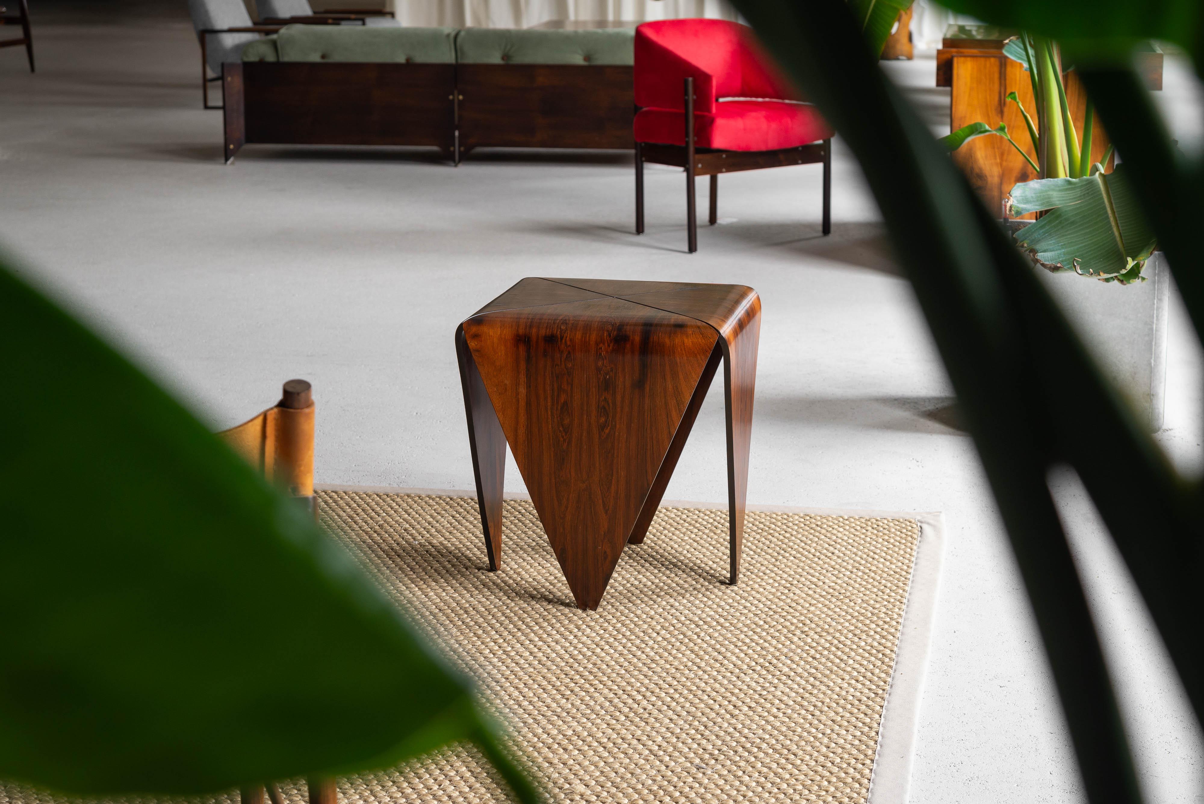 Table d'appoint iconique conçue par Jorge Zalszupin et fabriquée par L'Atelier, Brésil 1960. L'un des designs/One les plus emblématiques de Zalszupin, en magnifique bois de rose grainé. Les structures en papier plié de l'origami constituent