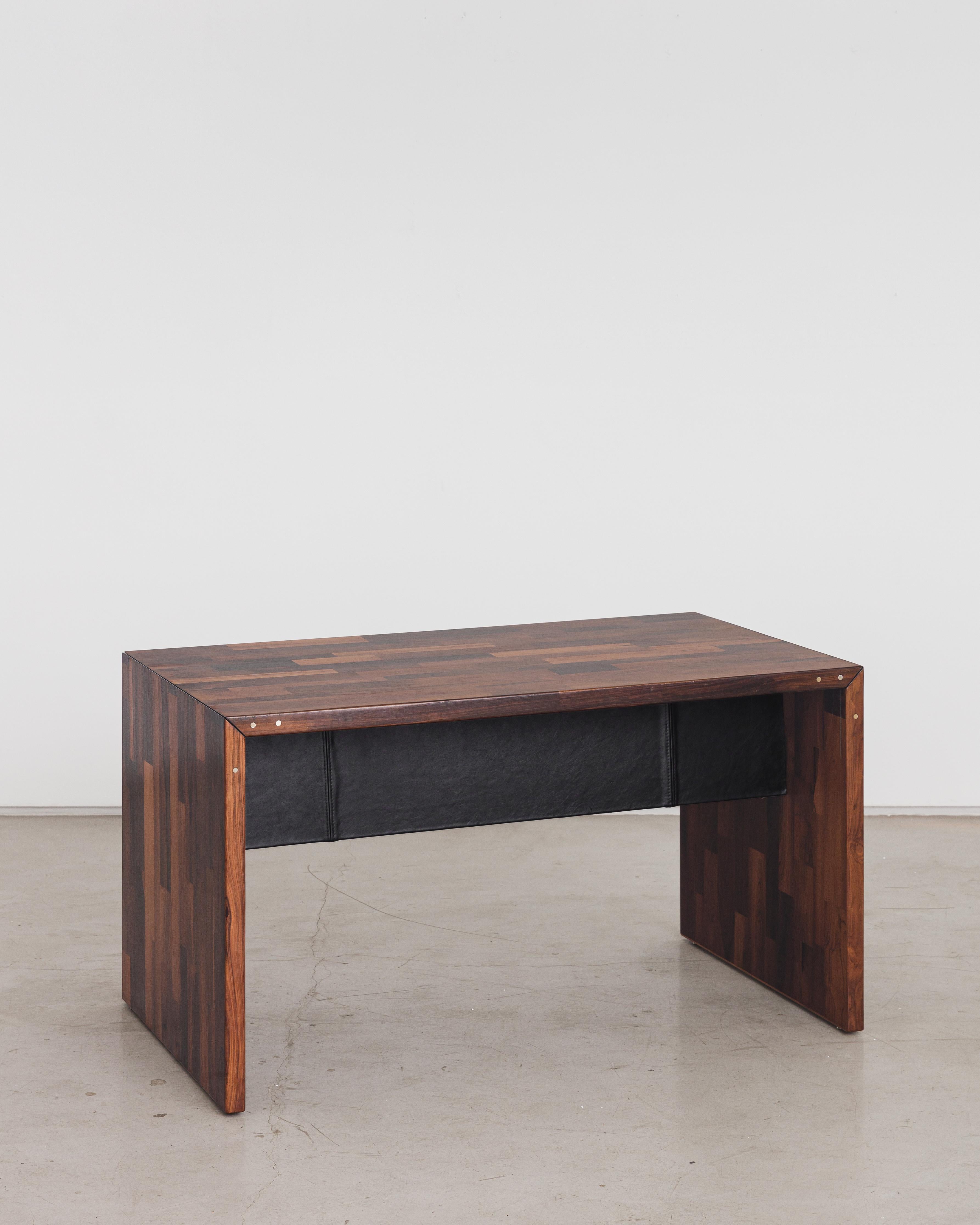 Schreibtisch, entworfen von Jorge Zalszupin und hergestellt von seinem Unternehmen L'Atelier. Dieses Stück ist mit rechteckigen Stücken aus Intarsienholz verkleidet, einer von Zalszupin entwickelten kreativen Ressource. Bei dieser Technik werden