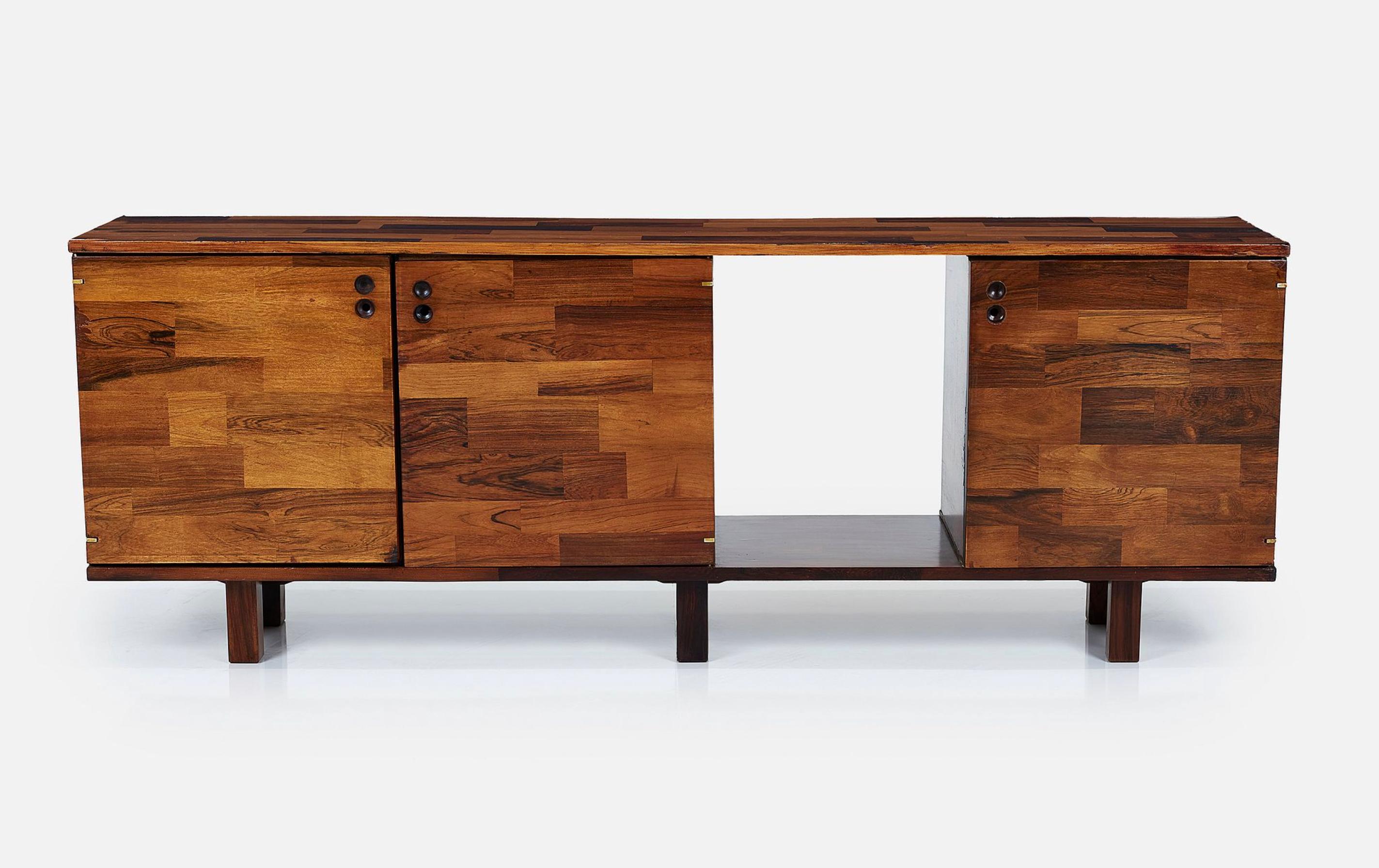 This iconic stunning rosewood credenza from the Componivel series was designed by Jorge Zalszupin (1922-2020) and manufactured by his own company, L'Atelier, in the 1960s.

It's instantly recognizable because the credenza is entirely covered with a