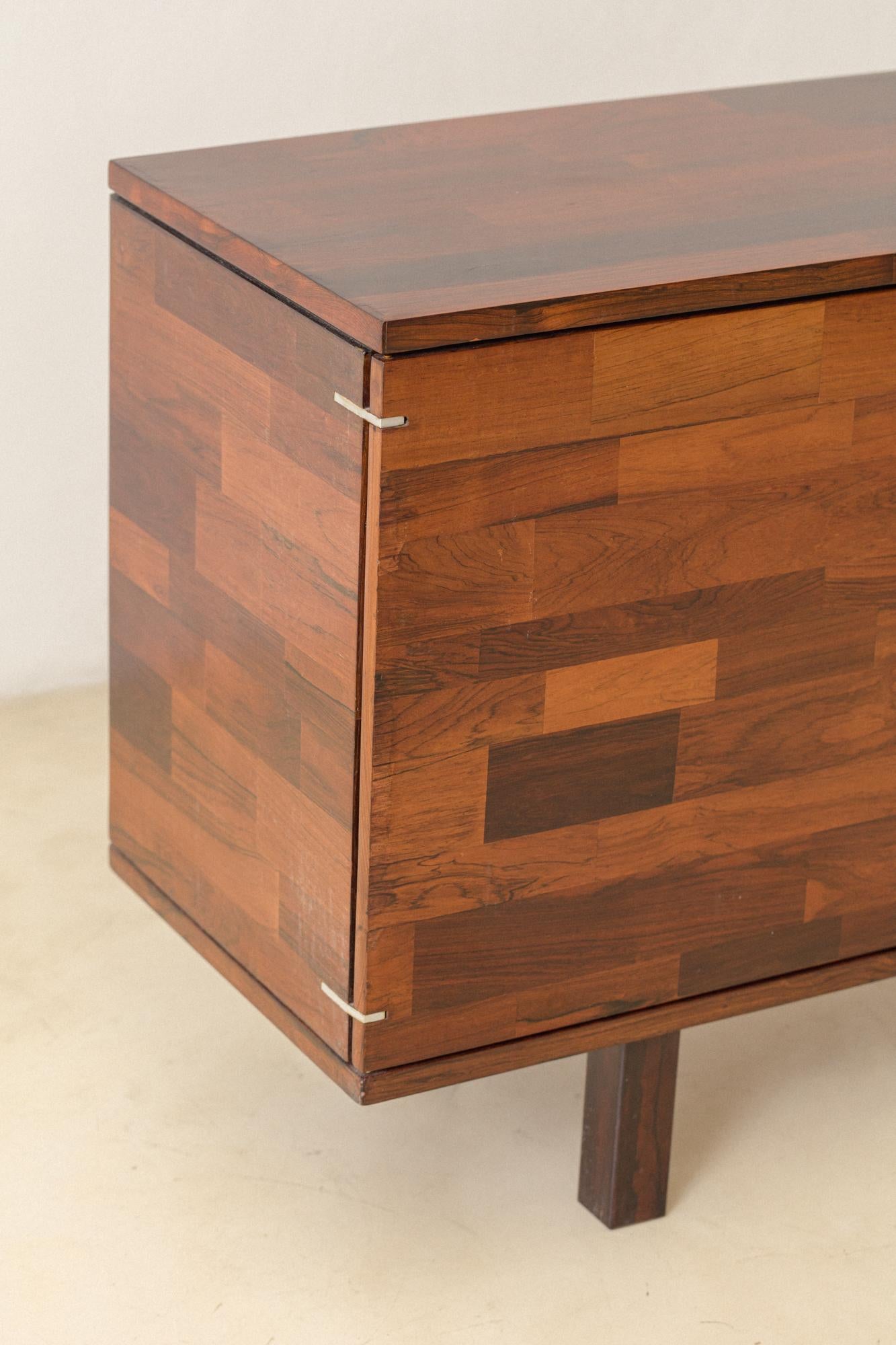 Palissandro Jorge Zalszupin, Credenza patchwork in palissandro, design brasiliano del Medioevo, anni '60 in vendita