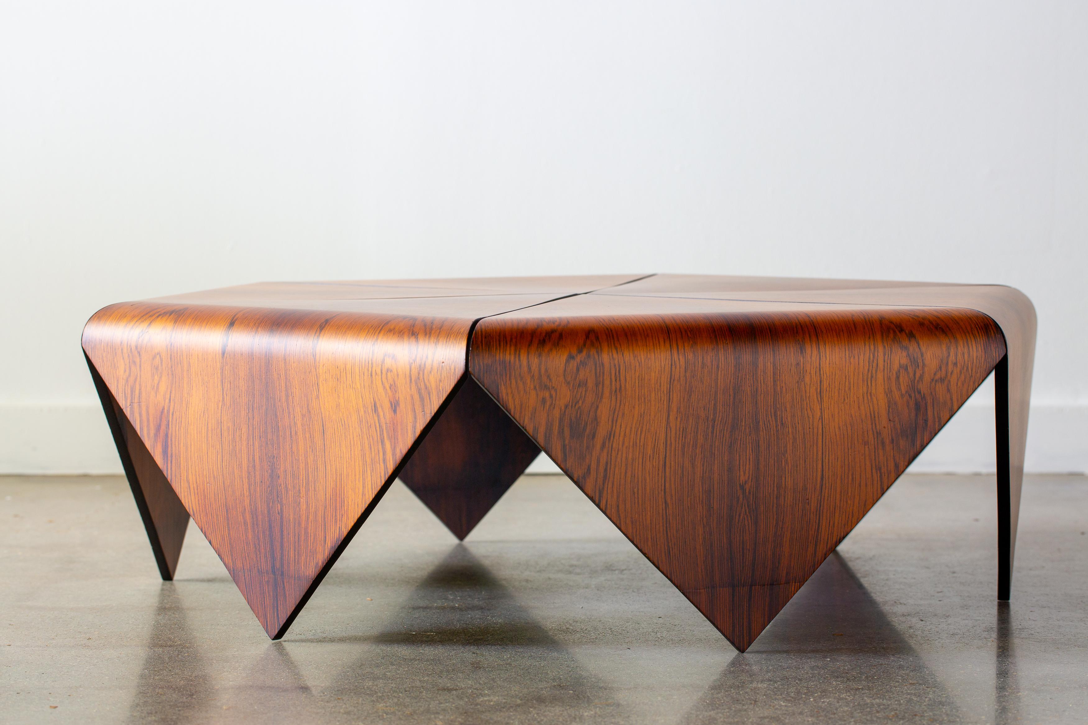 Rarissime table basse Petalas de Jorge Zalszupin des années 1960. Cette table a été achetée au propriétaire d'origine à Richmond en Virginie.  Seuls quelques exemplaires ont refait surface. Le propriétaire d'origine a acheté cet exemplaire à un
