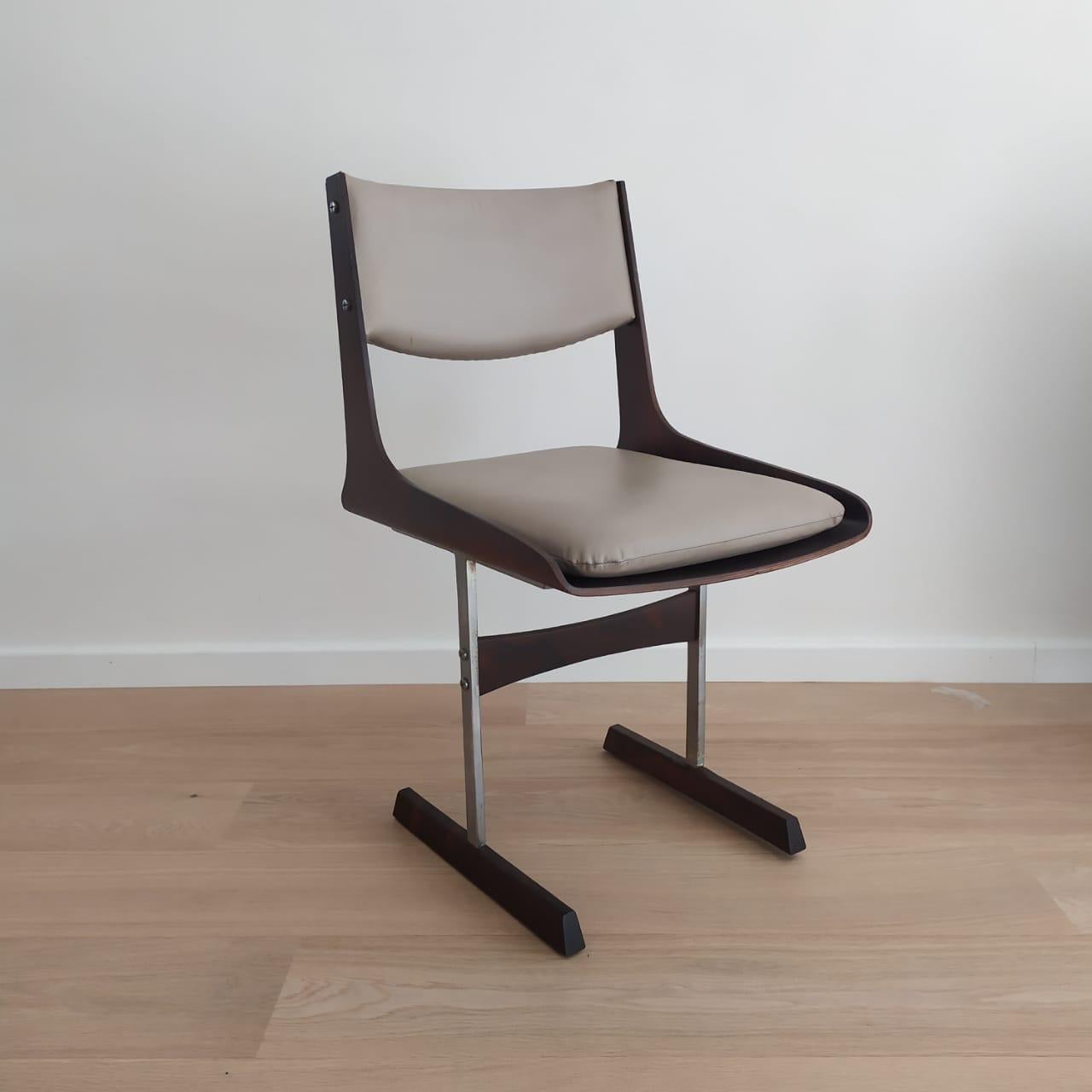 Elevate your dining space with this exceptional set of eight vintage dining chairs, designed by renowned Brazilian modernist Jorge Zalszupin in the 1960s. A rare find in this complete set with original upholstery, these chairs exemplify Zalszupin’s