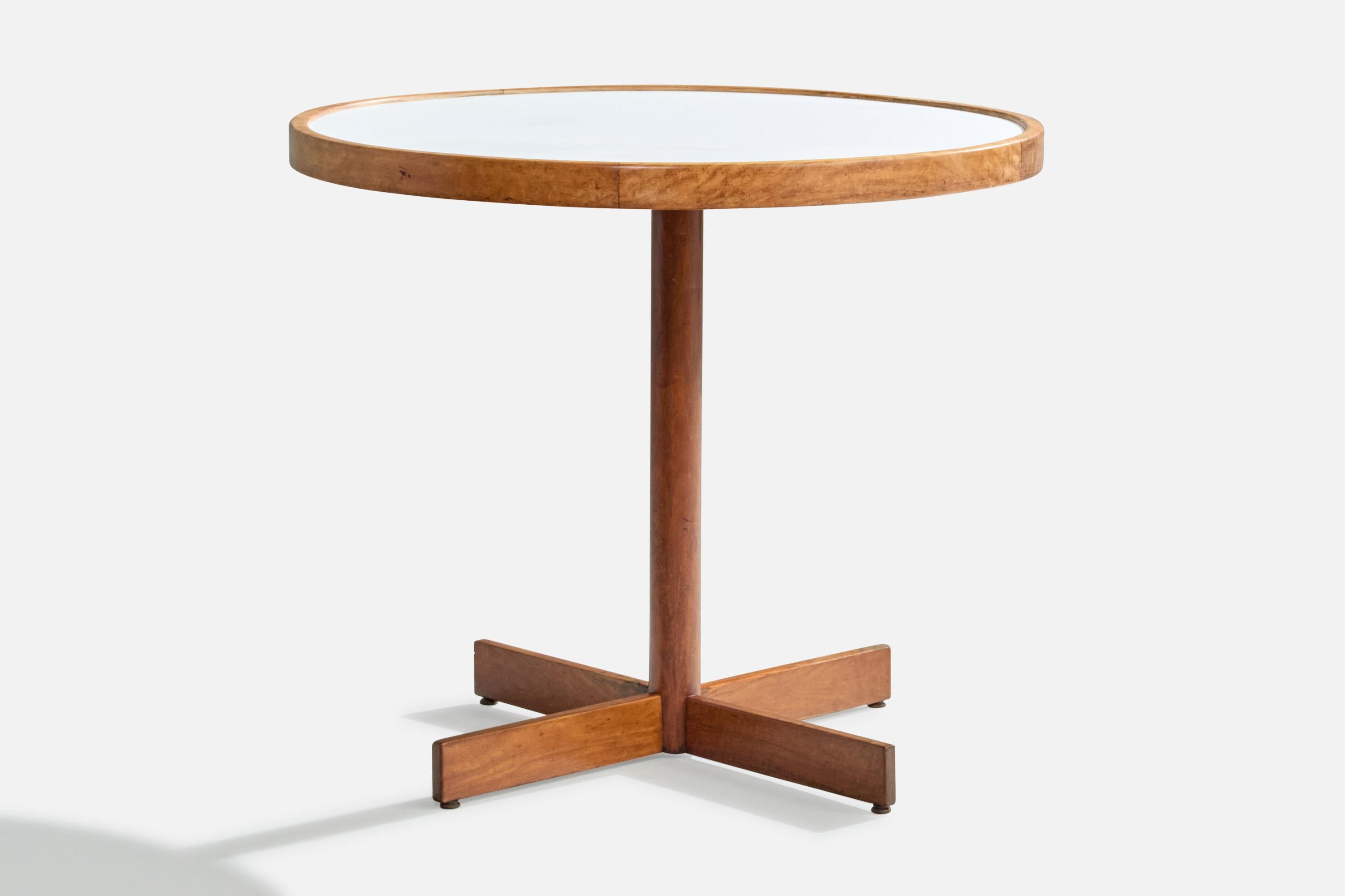 Mesa auxiliar de madera de caviuna, metal y fórmica blanca, diseñada por Jorge Zalszupin y producida para el Hotel Nacional, años 60. 

Con una placa metálica que indica la comisión.

Dimensiones: 29,4