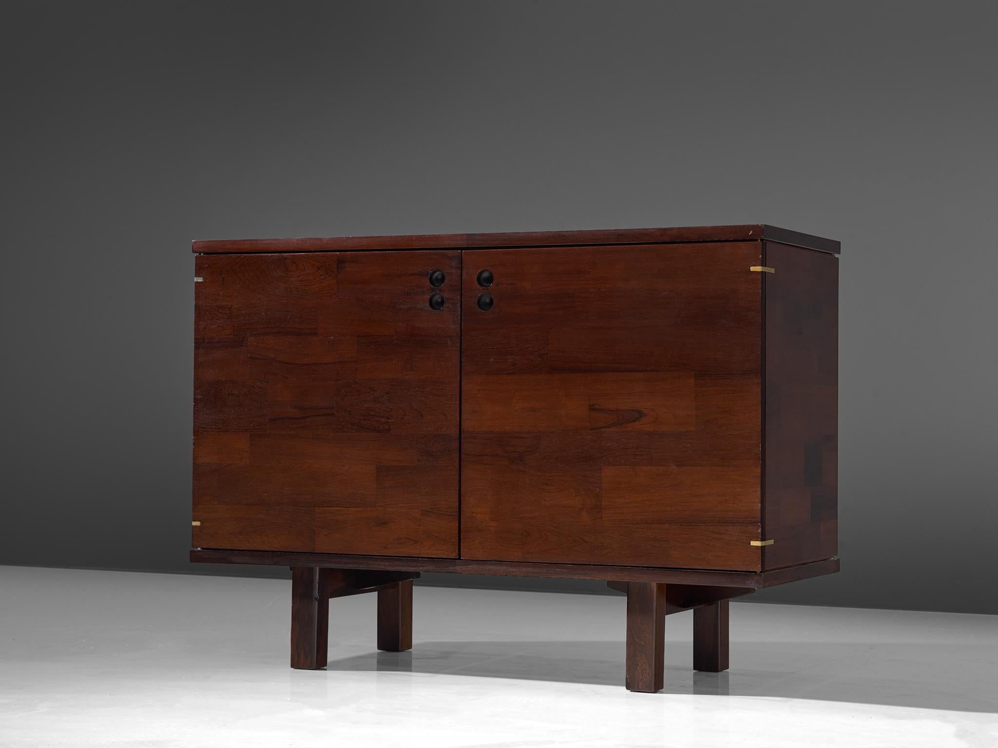 Jorge Zalszupin for L'Atelier, sideboard, rosewood and brass, Brazil, 1960s.

This cabinet is designed by Jorge Zalszupin for L'Atelier. Highly detailed inlaid rosewood veneer pieces which create this unique and exceptional expression. The steel