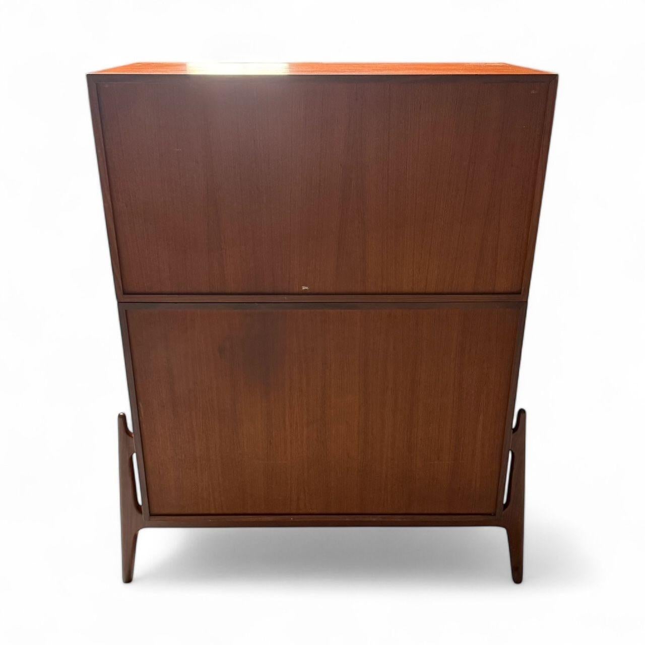 Jorgen Clausen, Danese, metà del secolo scorso, Highboy scultoreo, Teak, anni '60 in vendita 6