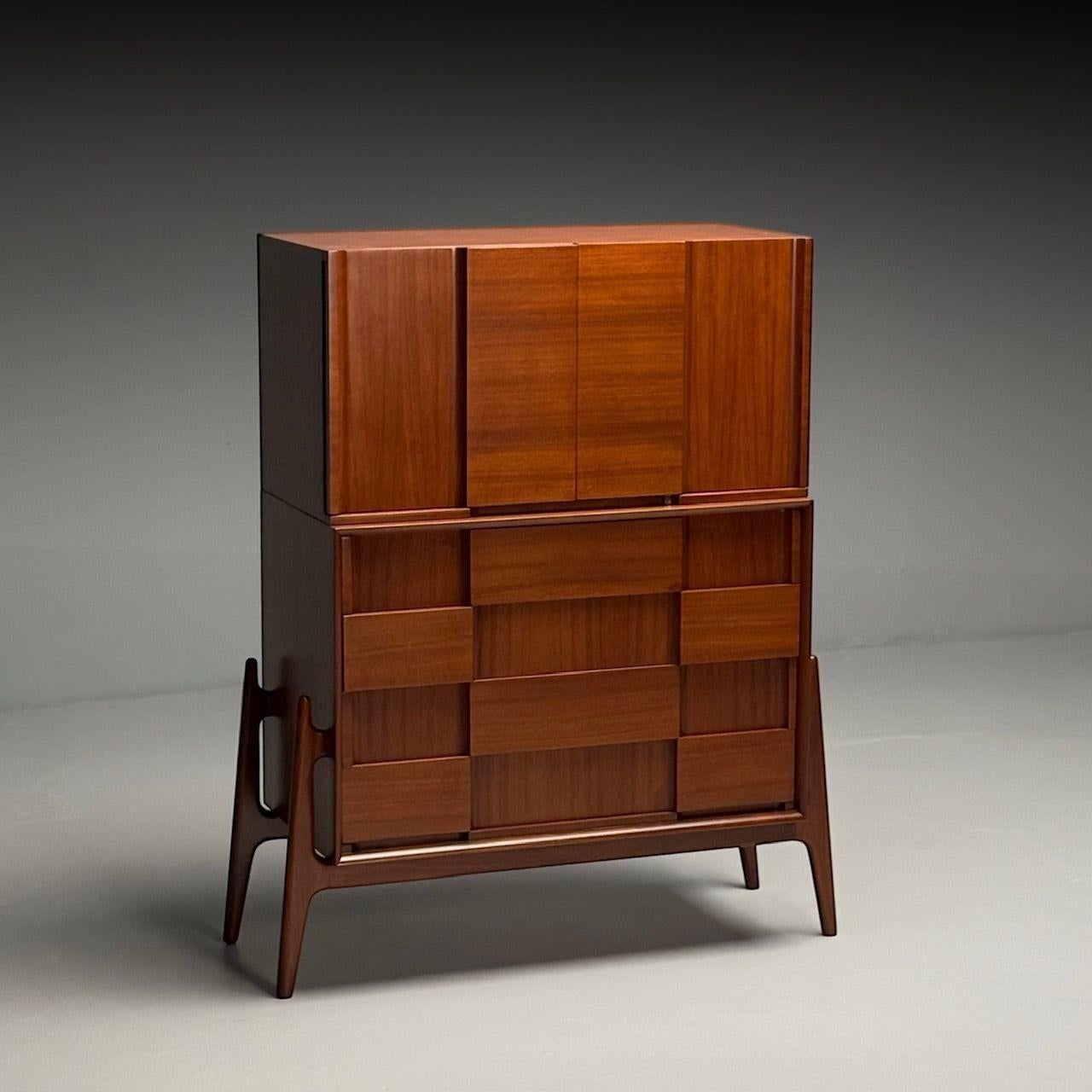 Jorgen Clausen, Danese, metà del secolo scorso, Highboy scultoreo, Teak, anni '60 In condizioni buone in vendita a Manhasset, NY