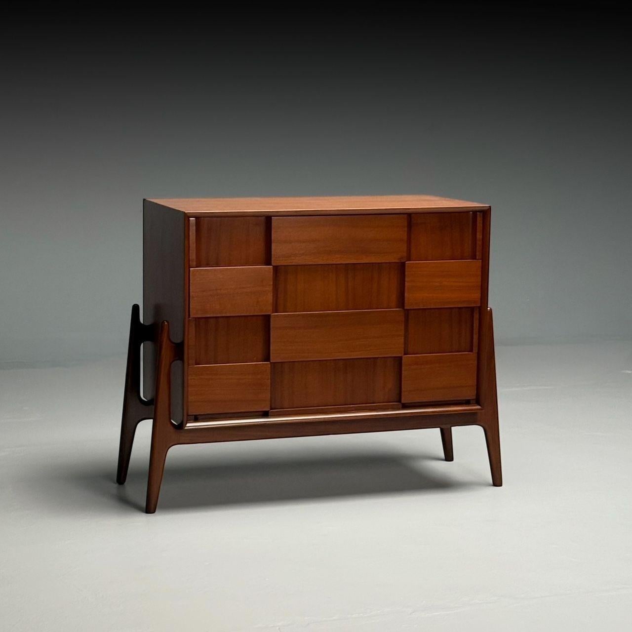 Jorgen Clausen, Estilo Edmond Spence, Danés Moderno de Mediano Siglo, Mesilla de noche escultural o Highboy, Teca, Dinamarca, Años 60
Esta escultural mesilla de noche de Jørgen Clausen para Brande Møbelfabrik refleja el diseño moderno escandinavo de