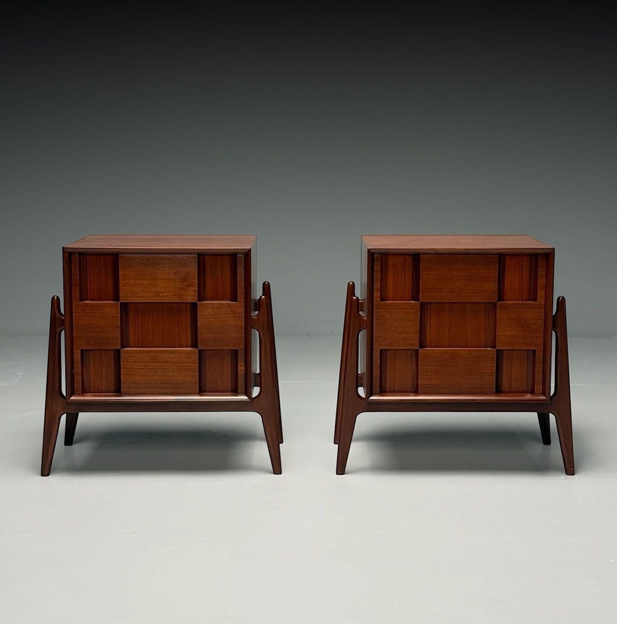 Jorgen Clausen, Edmond Spence Stil, Dänische Mitte des Jahrhunderts Modern, Skulpturale Nachttische, Teak, 1960er

Diese skulpturalen Nachttische mit niedrigem Profil von Jørgen Clausen für Brande Møbelfabrik spiegeln das skandinavisch-moderne