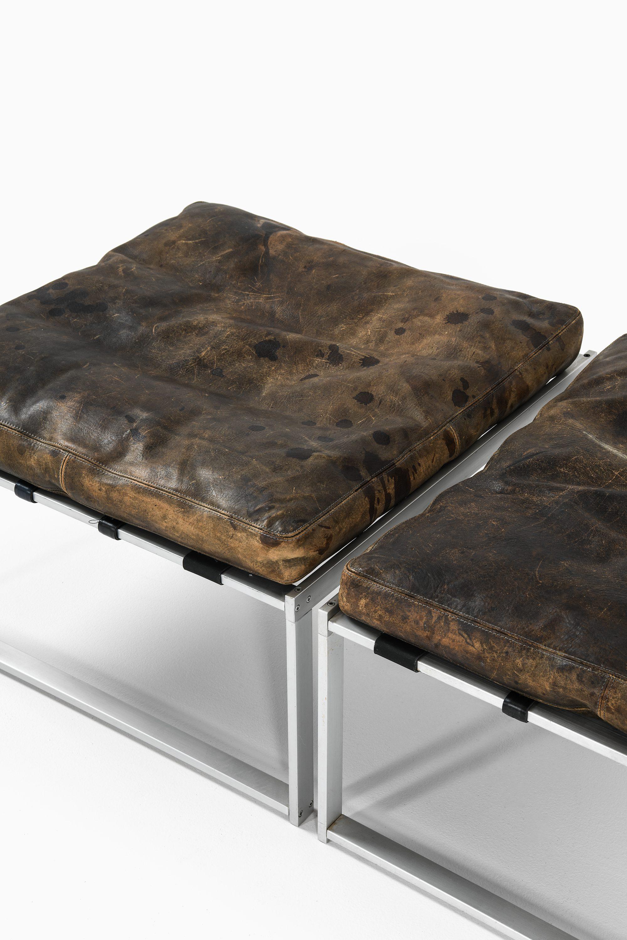 Scandinavian Modern Jörgen Høj Set of 2 Stools & Side Table in Aluminium, Glass and Leather, 1960s For Sale