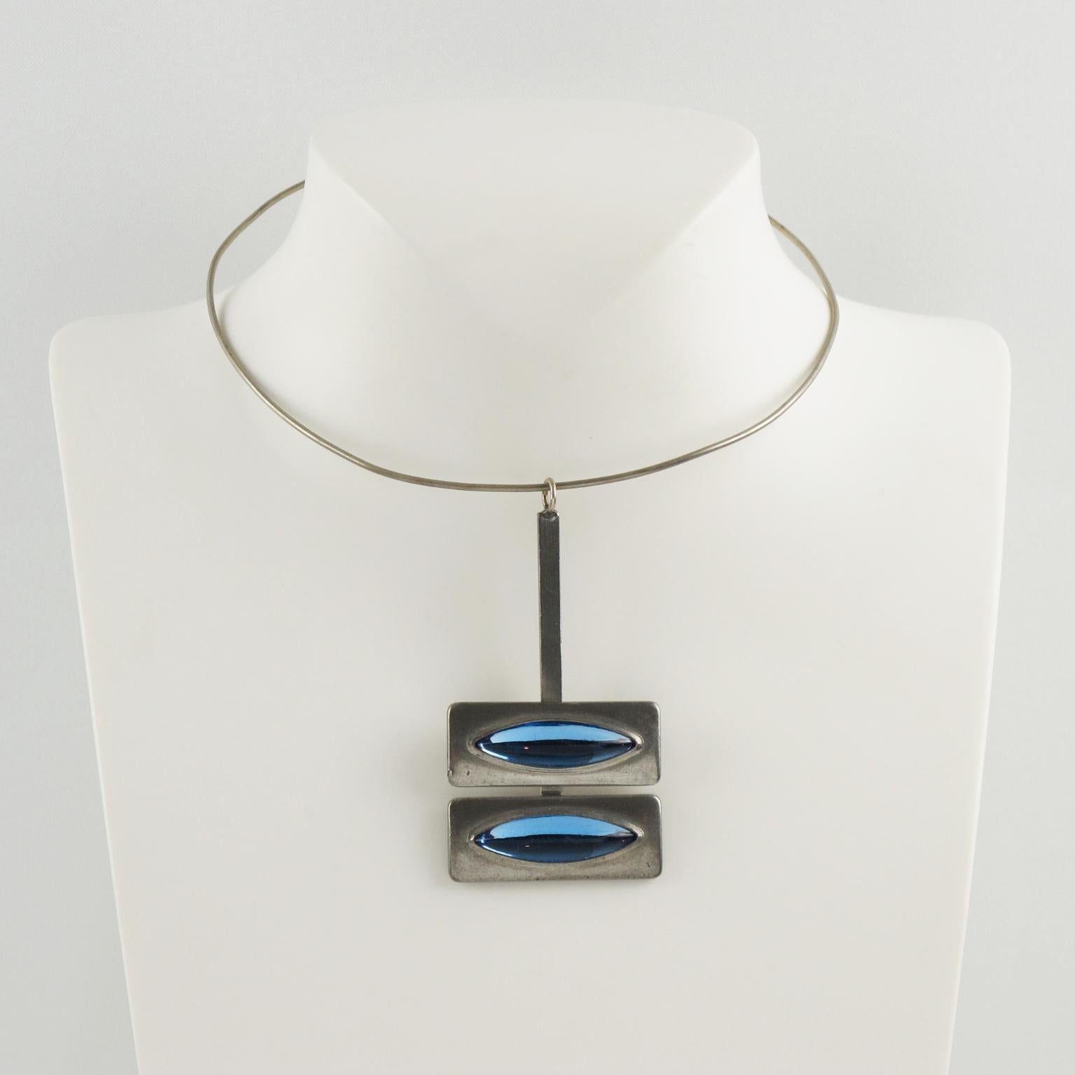 Jorgen Jensen Space Age Zinnkragen-Halskette mit blauem Glas-Cabochon aus dem Space Age (Modernistisch) im Angebot