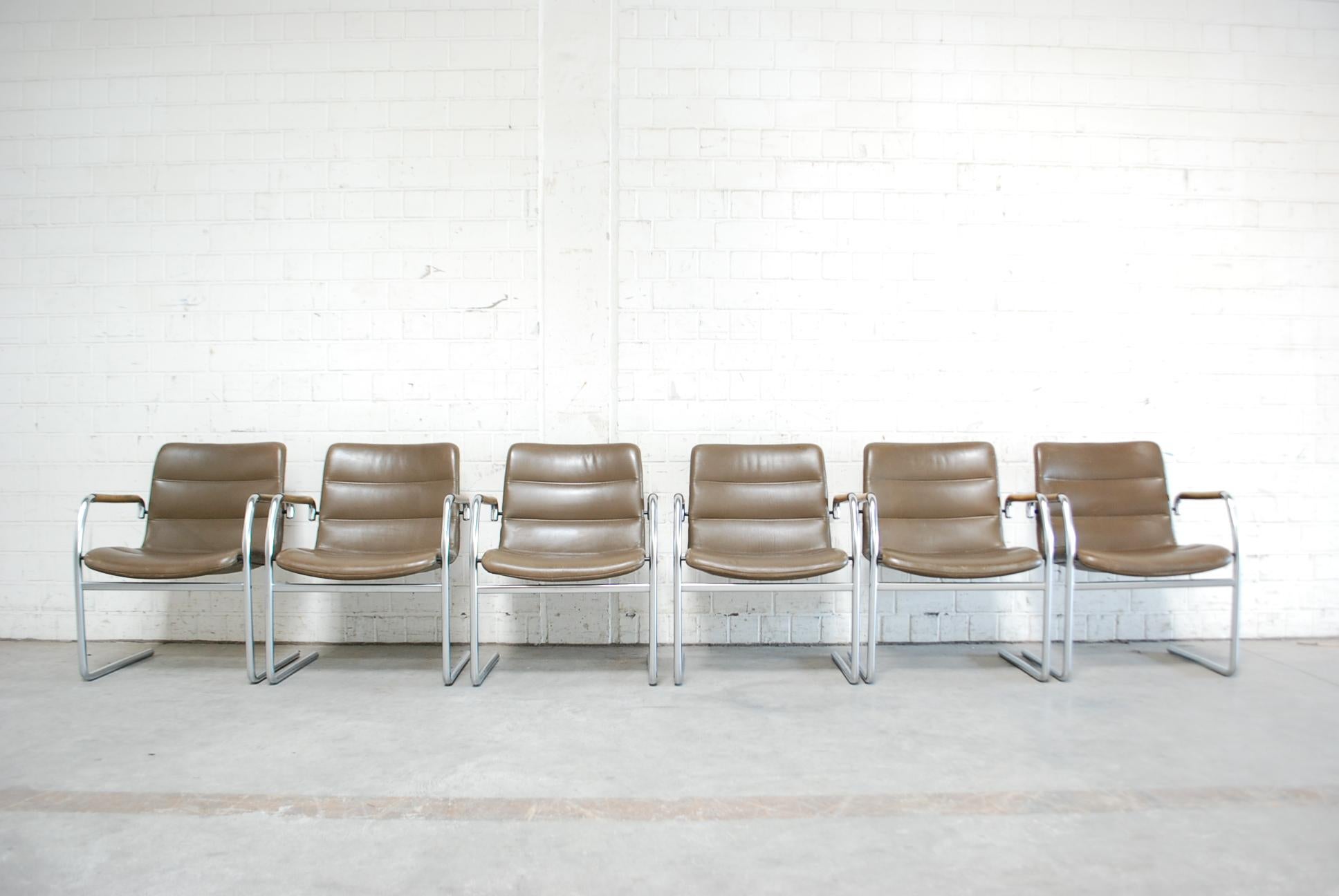 This set of six cantilever chairs was designed by Jorgen Kastholm for Kusch + Co.
The pieces comprise matte-chromed tubular steel bases and brown / olive leather upholstery along with patinated armrests.
Height seating comfort.
It can be used in