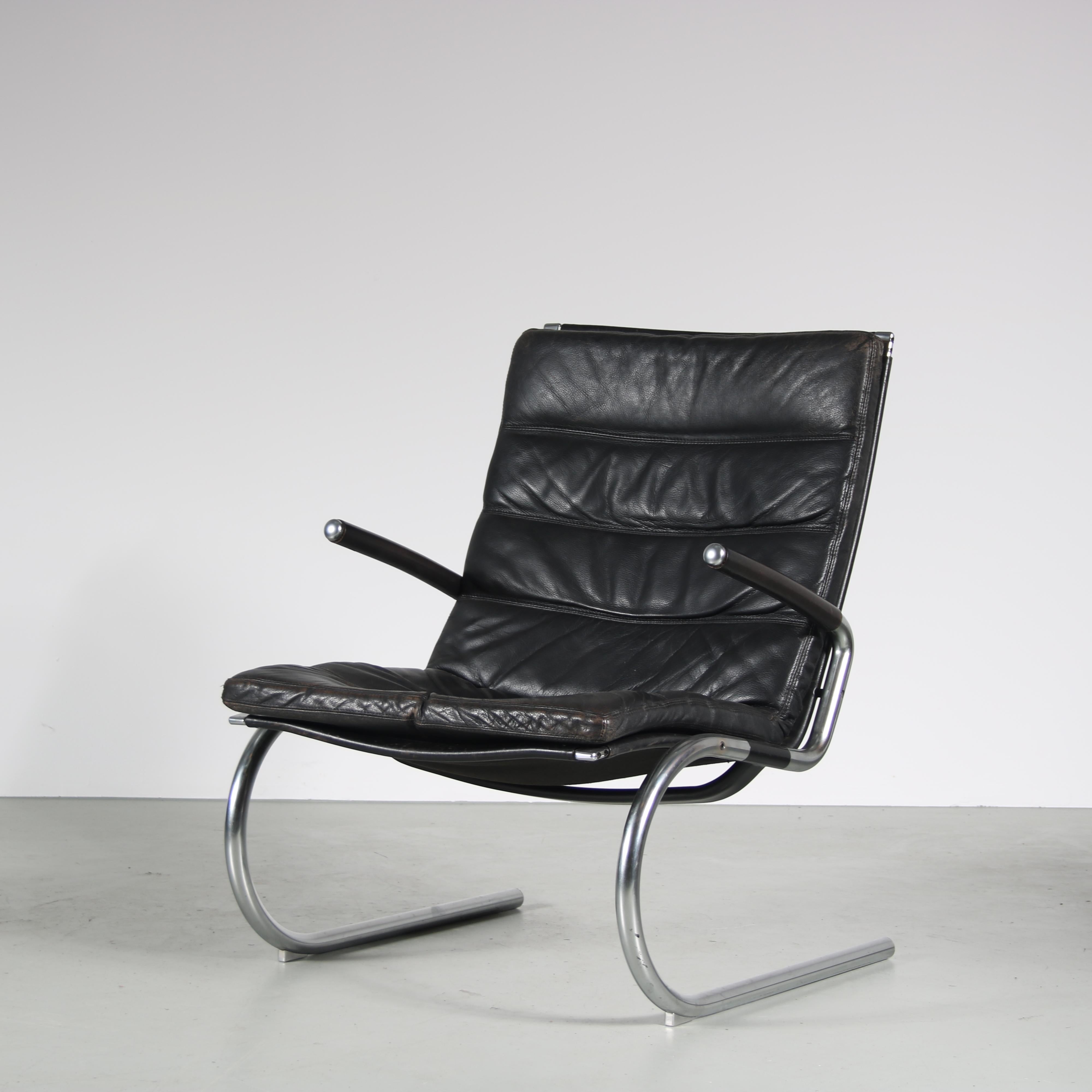 Ein schöner Loungesessel, entworfen von Jorgen Kastholm, hergestellt in Dänemark um 1960.

Dieses elegante Möbelstück hat ein verchromtes Metallrohrgestell mit ledergepolstertem Sitz, Rücken und Armlehnen. Die Kombination der Materialien schafft