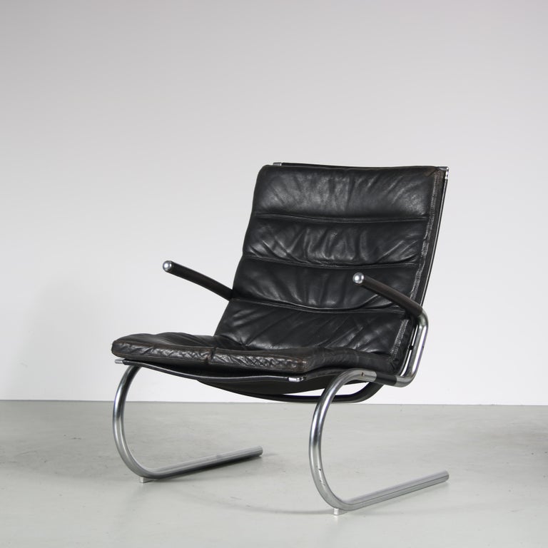 A beautiful lounge chair designed by Jorgen Kastholm, manufactured in Denmark around 1960.

This elegant piece has a tubular, chrome plated metal frame with leather upholstered seat, back and armrests. The combination of materials creates a really