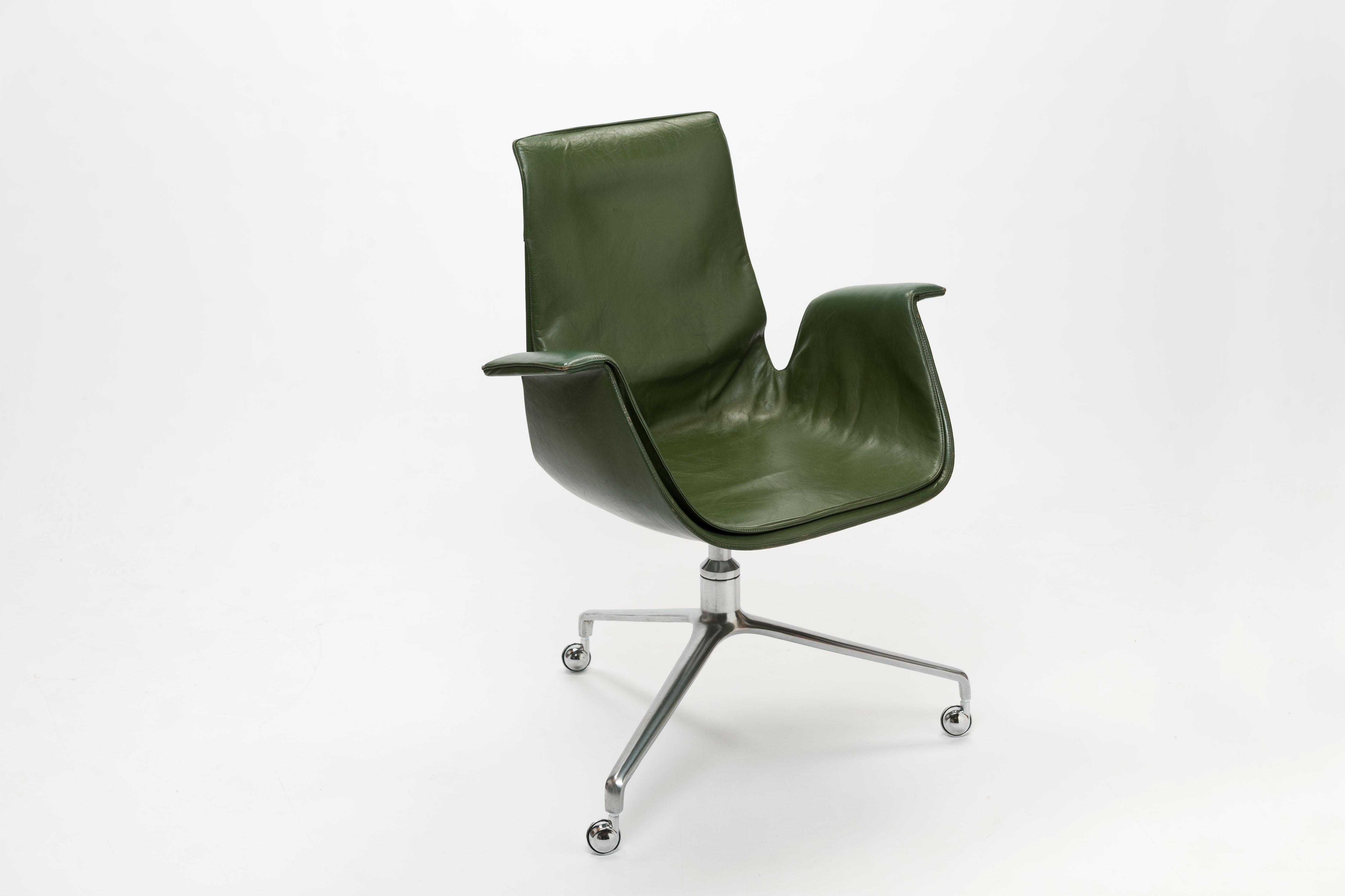 Tulip swivel desk chair by Danish designers Jørgen Kastholm & Preben Fabricius on signature three-legged base with metal casters, made by 1st manufacturer Alfred Kill. 
Very rare green color.

Measures: Height arm rests 70 cm / 27.55 inches, at