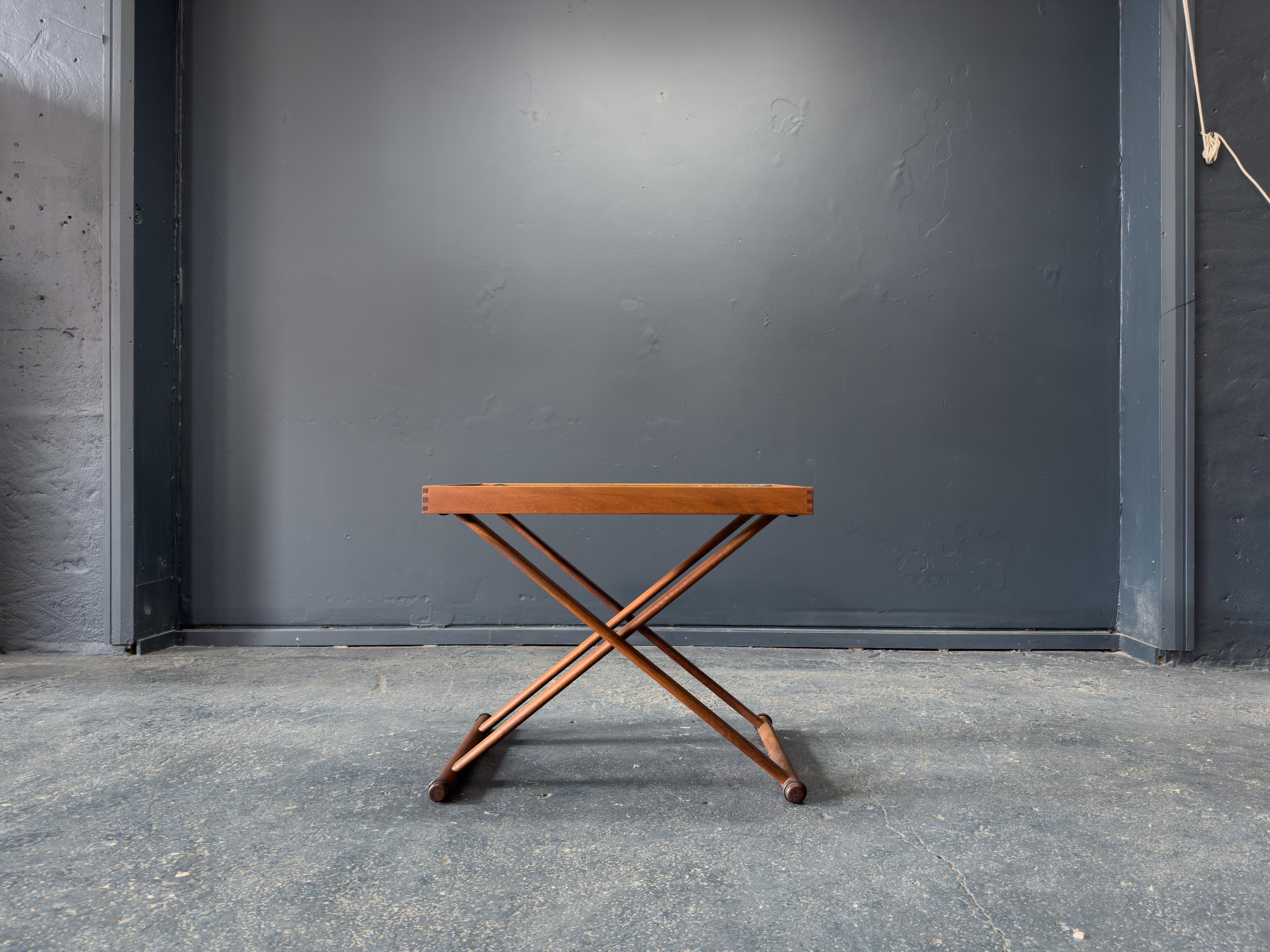 Dieser elegante und hochfunktionelle faltbare Spieltisch von Jørgen Møller ist mit seiner Kombination aus Vielseitigkeit, Handwerkskunst und zeitlosem Stil ein Musterbeispiel für dänisches Design.

Das Stück verfügt über ein wunderschön