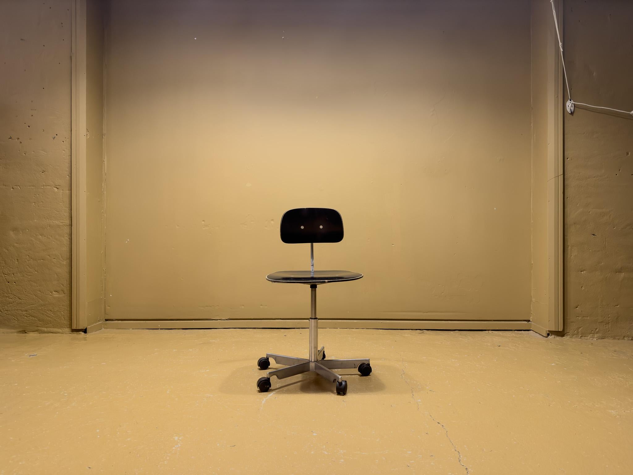 Der ab 1958 von Fritz Hansen hergestellte Schreibtischstuhl aus Aluminium und Holzfurnier wurde durch die bahnbrechende Ausstattung mit Doppelrollen zu einem dauerhaften und allgegenwärtigen Designobjekt.


Der Preis gilt pro Stuhl, wir haben noch