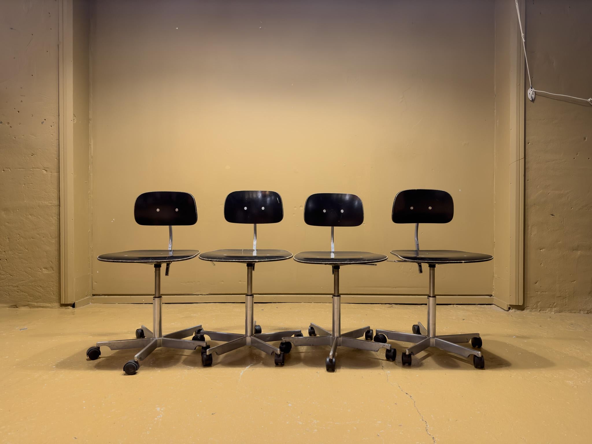 Der ab 1958 von Fritz Hansen hergestellte Schreibtischstuhl aus Aluminium und Holzfurnier wurde durch die bahnbrechende Ausstattung mit Doppelrollen zu einem dauerhaften und allgegenwärtigen Designobjekt.


Die geschwungene Rückenlehne bietet