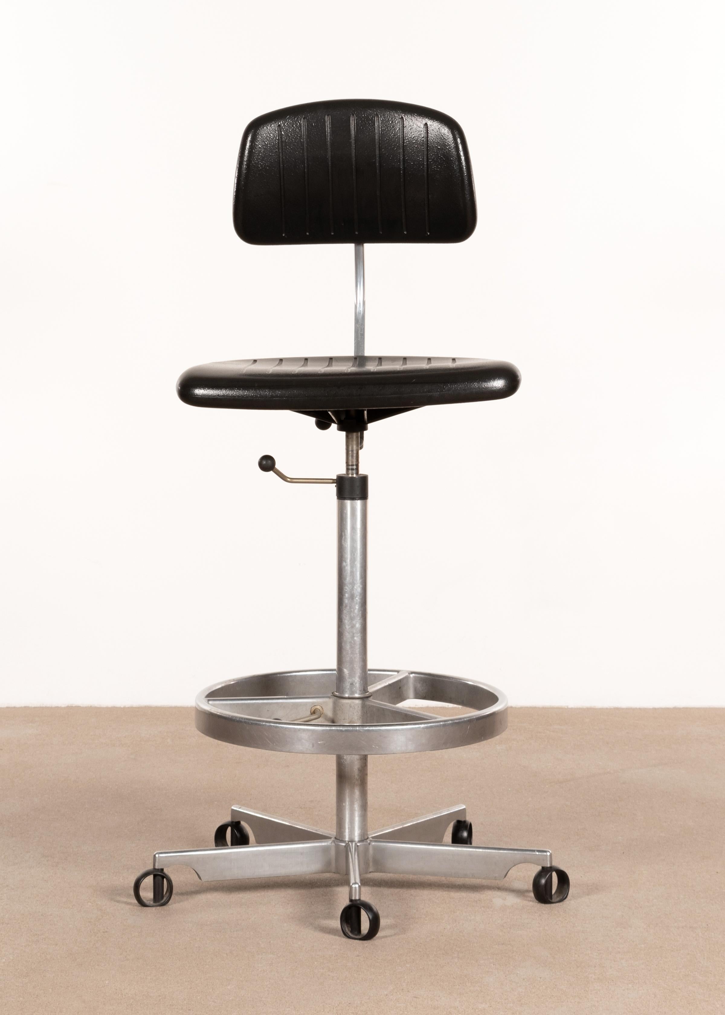 Drafting stool (work or bar) by Jorgen Rasmussen for Kevi Denmark. Aluminum frame with foam paded rubber seat and backrest all in good original condition.
Seating can be adjusted from 72 cm (28