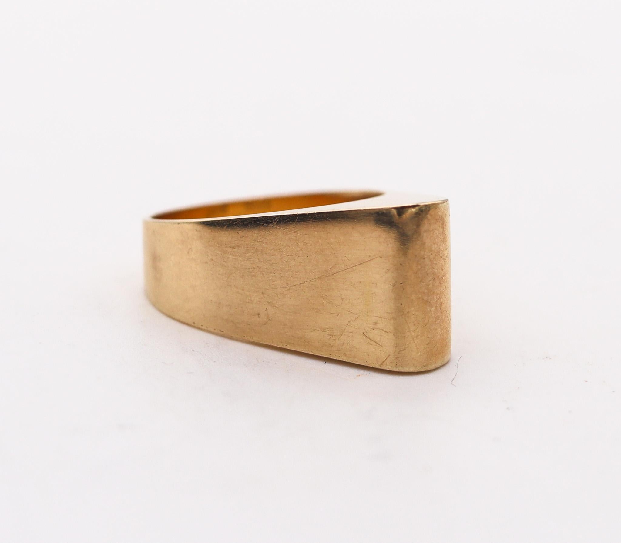 Ein skulpturaler Ring, entworfen von Jörgen Sandberg Odense.

Ein außergewöhnlicher skulpturaler Ring, der in Kopenhagen, Dänemark, von dem Goldschmied und Designer Jörgen Sandberg Odense in den 1970er Jahren geschaffen wurde. Dieser schöne