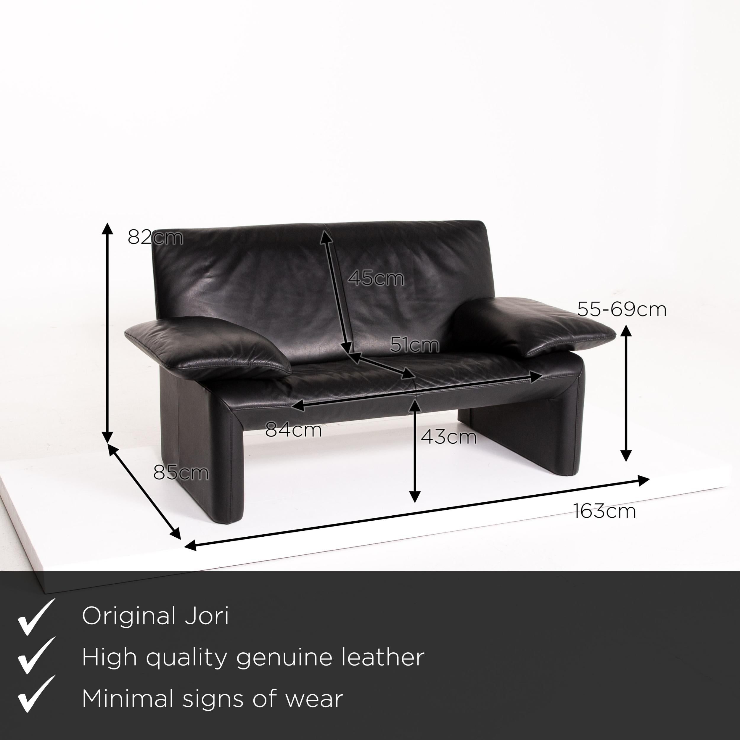 We present to you a JORI leather sofa black two-seat couch.
    
 

 Product measurements in centimeters:
 

Depth 85
Width 163
Height 82
Seat height 43
Rest height 55
Seat depth 51
Seat width 84
Back height 45.