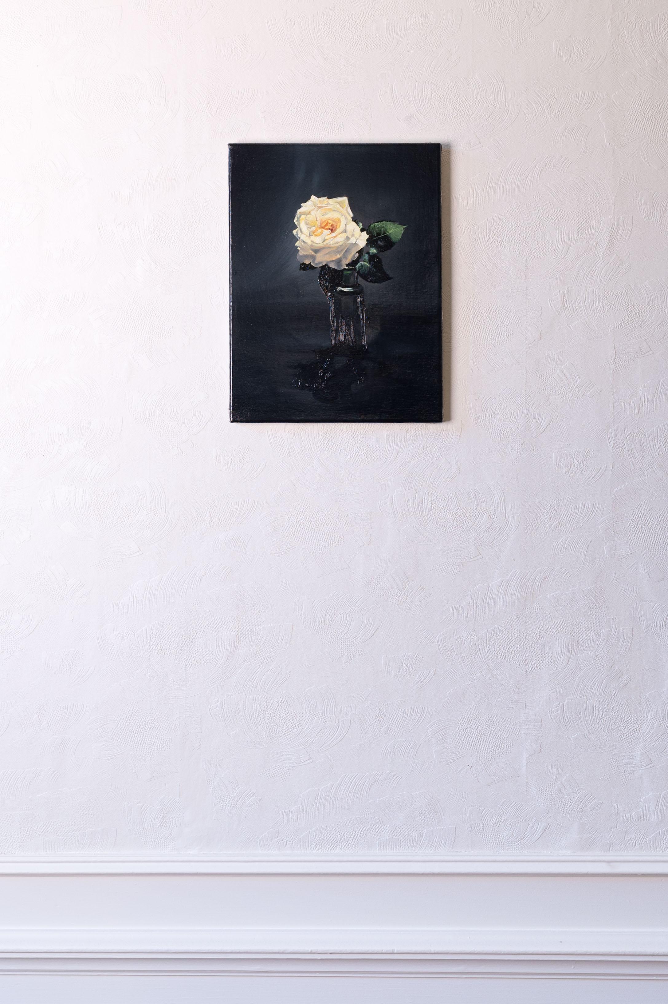 Pintura al óleo sobre lienzo de una rosa blanca en un jarrón, llamada 